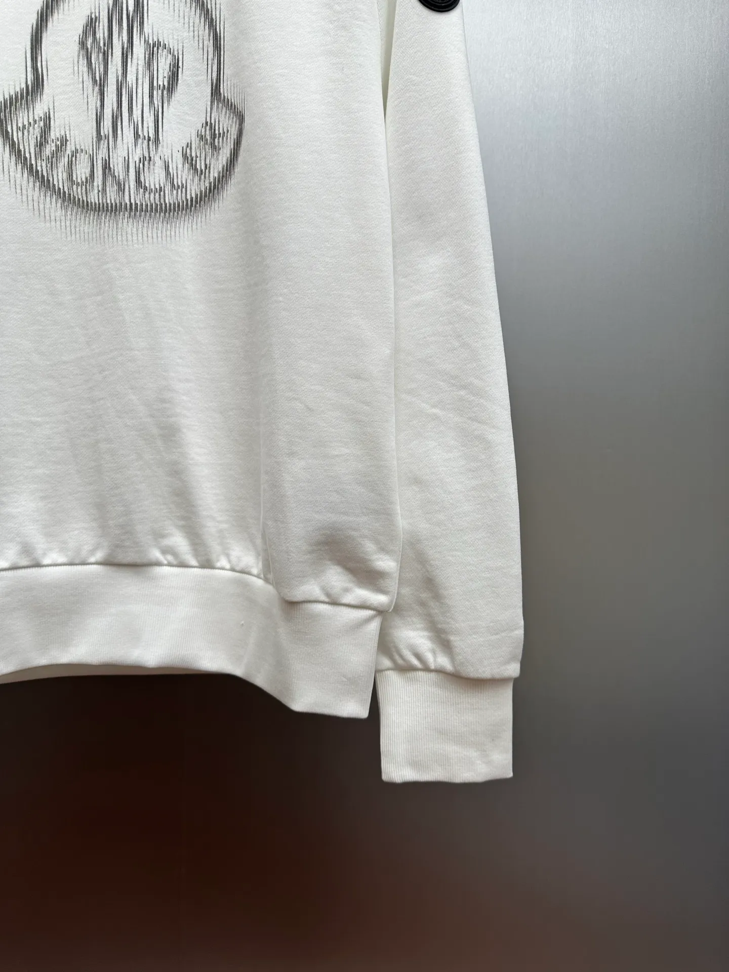 P350 MONCLER round neck pullover printed casual long-sleeved sweatshirt, purchased and developed by 3926, 320g double-strand combed cotton sweatshirt material, 2*2 cotton luxury ribbing, fabric fermentation wash, digital direct printing, customized 1:1 chapter, customized 1:1 trademark, fitted version size: S M L XL