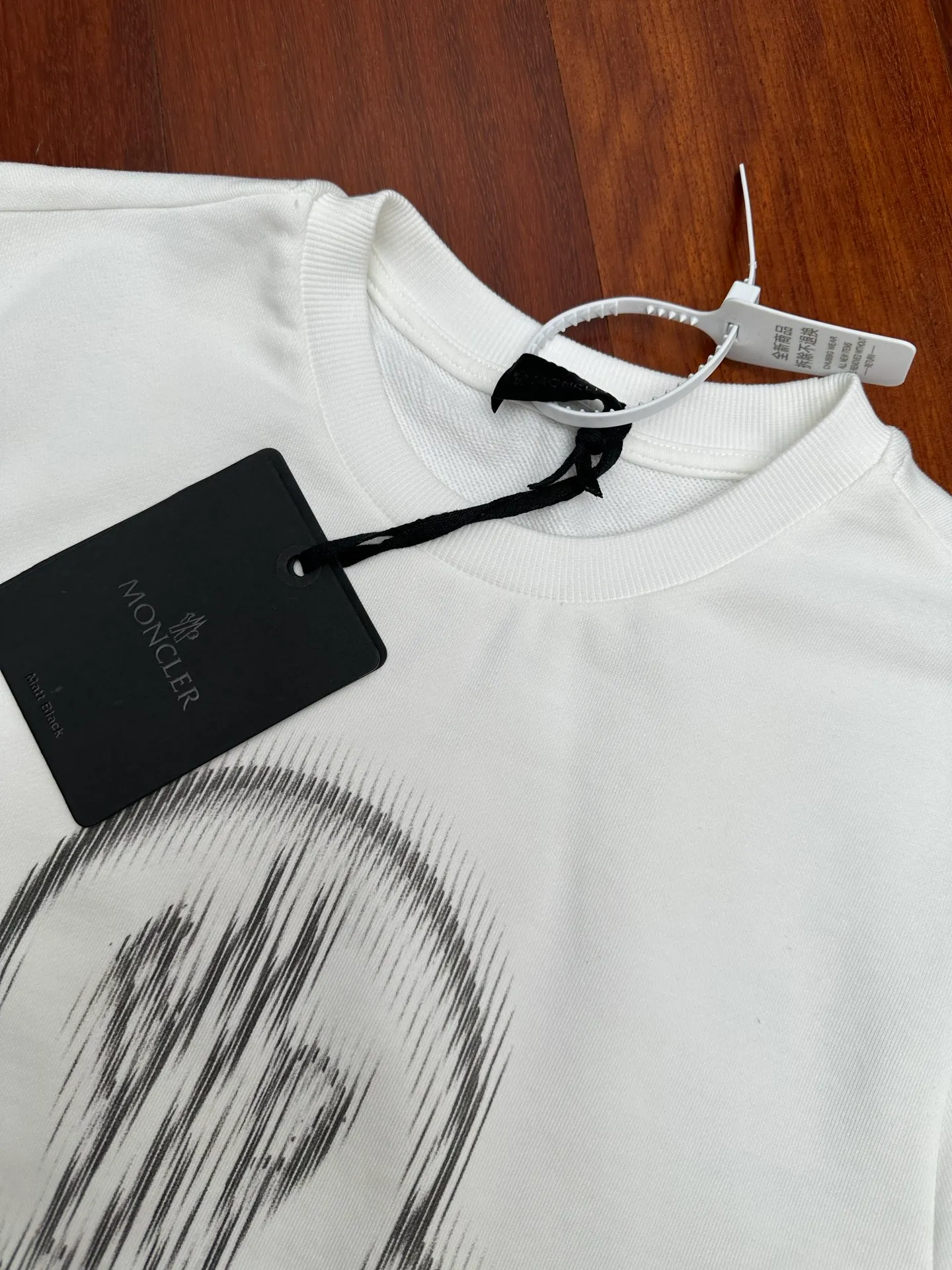 P350 MONCLER round neck pullover printed casual long-sleeved sweatshirt, purchased and developed by 3926, 320g double-strand combed cotton sweatshirt material, 2*2 cotton luxury ribbing, fabric fermentation wash, digital direct printing, customized 1:1 chapter, customized 1:1 trademark, fitted version size: S M L XL