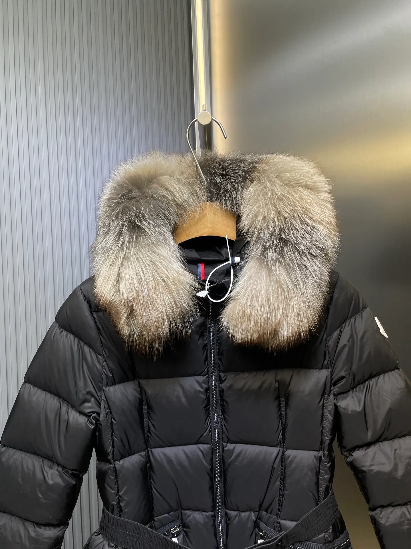 P1300 Long Moncler🌟Women's waist-cinching large fur collar long down jacket. Fashionable waist-cinching fur collar down jacket, designed with nylon Leger carved lines, down filling and iconic Boudin quil seams. Stretch straps at the waist give you a slim and feminine look. A zipper closure with dual zipper pulls and a removable frost fox edge on the hood let you customize the style to suit your climate and needs. The "paper down jacket" made by Heavy Industry will become a new member of the thin style in autumn and winter. The material has a glossy feel, is very light, and has a particularly delicate feel. Wearing it on the body feels lighter and warmer.  The fine and smooth craftsmanship ensures the silhouette of the clothes. The classic down hood and detachable fox fur collar are fluffy, soft and textured. You can intuitively feel its high quality with the naked eye. The fine and visible fur can easily create a small V-face.  The windproof pockets and back waistband design make the entire down jacket slimmer and more fashionable!          Color: Black Size: 1-4