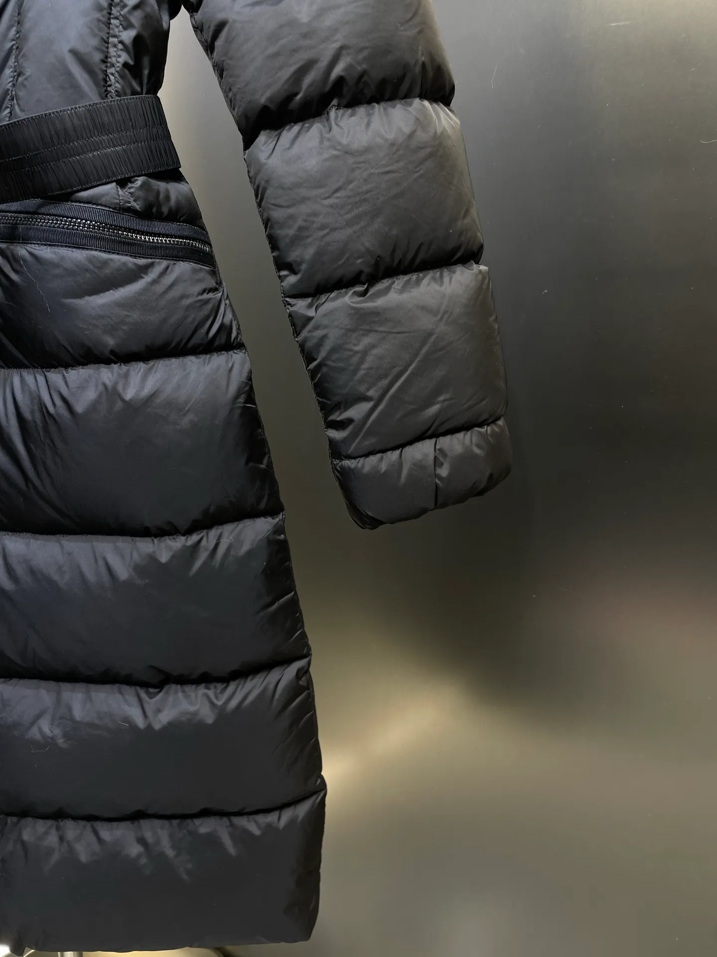 P1300 Long Moncler🌟Women's waist-cinching large fur collar long down jacket. Fashionable waist-cinching fur collar down jacket, designed with nylon Leger carved lines, down filling and iconic Boudin quil seams. Stretch straps at the waist give you a slim and feminine look. A zipper closure with dual zipper pulls and a removable frost fox edge on the hood let you customize the style to suit your climate and needs. The "paper down jacket" made by Heavy Industry will become a new member of the thin style in autumn and winter. The material has a glossy feel, is very light, and has a particularly delicate feel. Wearing it on the body feels lighter and warmer.  The fine and smooth craftsmanship ensures the silhouette of the clothes. The classic down hood and detachable fox fur collar are fluffy, soft and textured. You can intuitively feel its high quality with the naked eye. The fine and visible fur can easily create a small V-face.  The windproof pockets and back waistband design make the entire down jacket slimmer and more fashionable!          Color: Black Size: 1-4