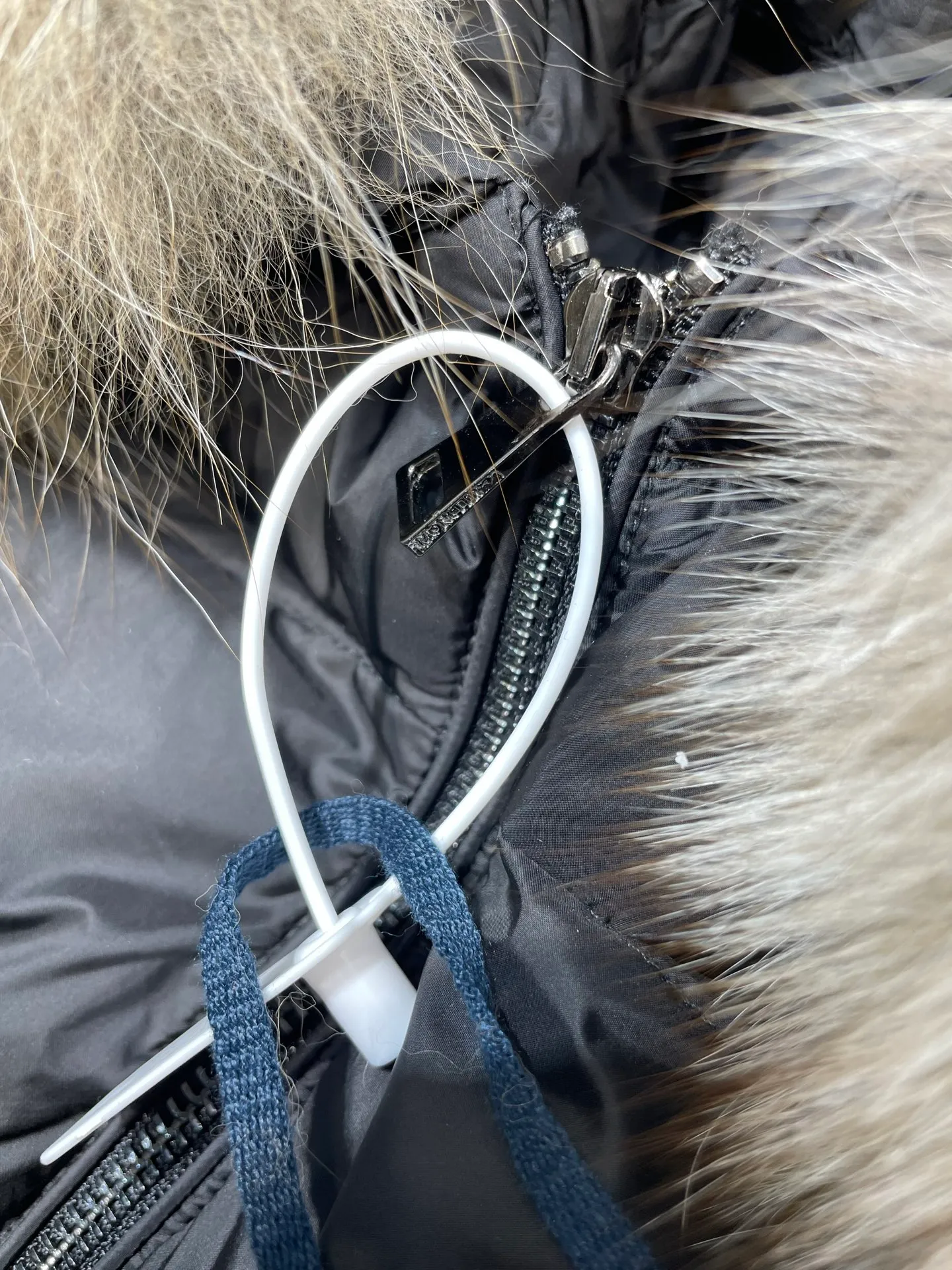 P1300 Long Moncler🌟Women's waist-cinching large fur collar long down jacket. Fashionable waist-cinching fur collar down jacket, designed with nylon Leger carved lines, down filling and iconic Boudin quil seams. Stretch straps at the waist give you a slim and feminine look. A zipper closure with dual zipper pulls and a removable frost fox edge on the hood let you customize the style to suit your climate and needs. The "paper down jacket" made by Heavy Industry will become a new member of the thin style in autumn and winter. The material has a glossy feel, is very light, and has a particularly delicate feel. Wearing it on the body feels lighter and warmer.  The fine and smooth craftsmanship ensures the silhouette of the clothes. The classic down hood and detachable fox fur collar are fluffy, soft and textured. You can intuitively feel its high quality with the naked eye. The fine and visible fur can easily create a small V-face.  The windproof pockets and back waistband design make the entire down jacket slimmer and more fashionable!          Color: Black Size: 1-4