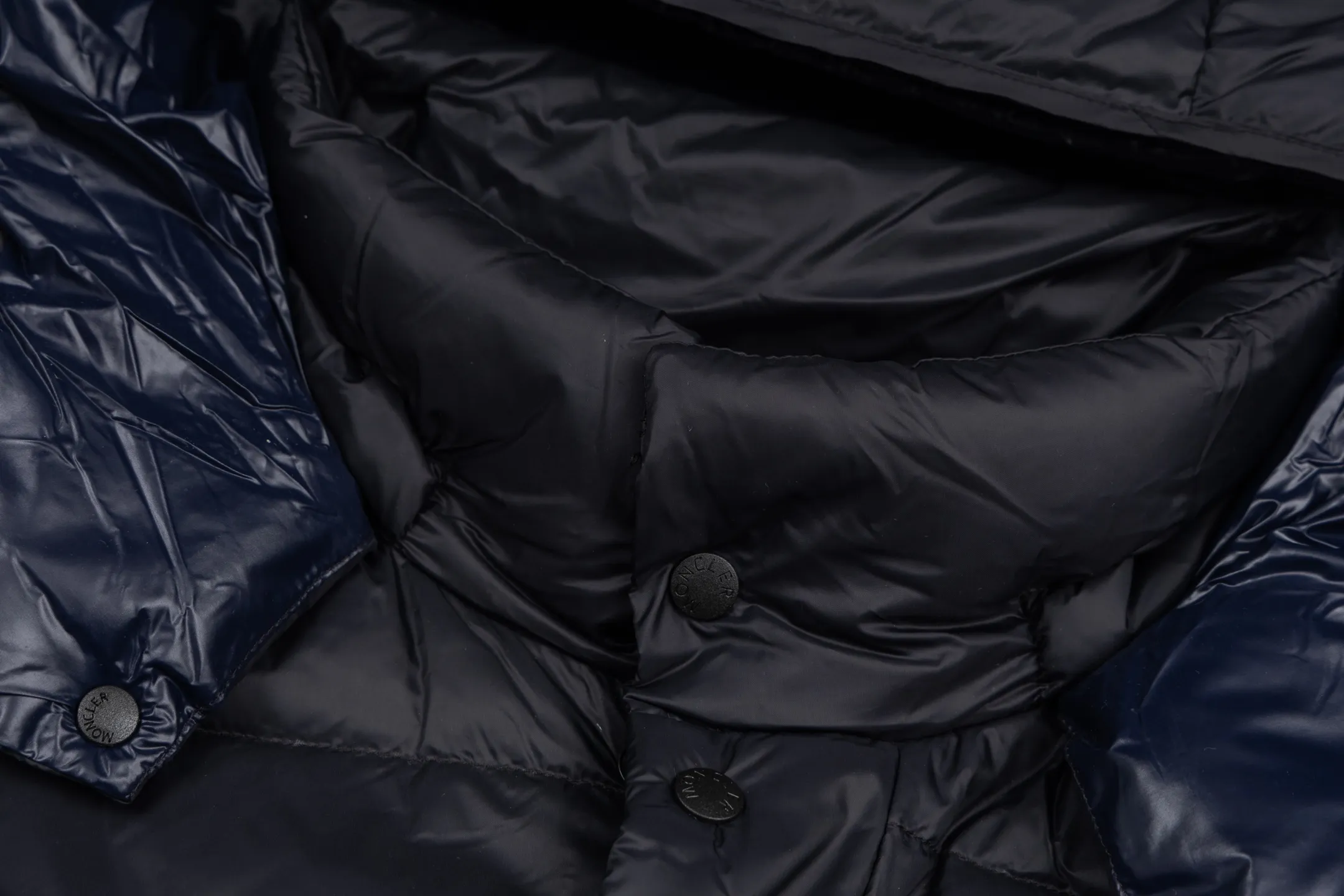 P840 model number Y181 Moncler Cyclone-Moncler 24 new style detachable sleeves two-in-one down jacket The fabric is made of nylon resin fabric, which is windproof and cold-proof in winter. The inner filling is made of 90 goose down, and the down filling is as high as 400g. The upper body is extremely warm. The clothes use the sleeve and hood removal process, which is complicated and time-consuming. It can be used as a vest when it is removed and can be worn multiple times. It has custom-made small letter buttons with a mask and a hardware logo slider. It is made from the original version of the authentic counter. It has three complete standards and the original version. It is a popular down jacket that has been in the market for 24 years. You can buy it with confidence. Color: Black red/black green Size: 1 2 3 4