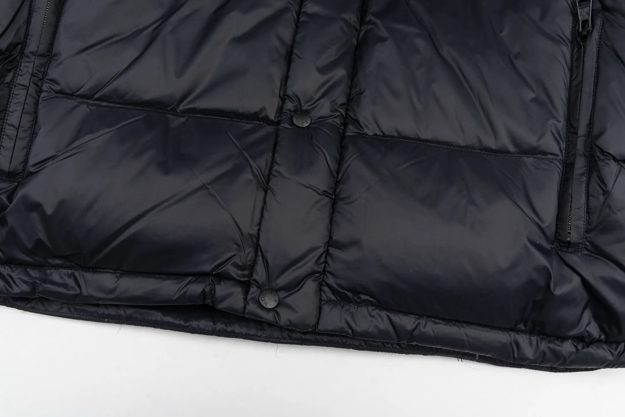 P840 model number Y181 Moncler Cyclone-Moncler 24 new style detachable sleeves two-in-one down jacket The fabric is made of nylon resin fabric, which is windproof and cold-proof in winter. The inner filling is made of 90 goose down, and the down filling is as high as 400g. The upper body is extremely warm. The clothes use the sleeve and hood removal process, which is complicated and time-consuming. It can be used as a vest when it is removed and can be worn multiple times. It has custom-made small letter buttons with a mask and a hardware logo slider. It is made from the original version of the authentic counter. It has three complete standards and the original version. It is a popular down jacket that has been in the market for 24 years. You can buy it with confidence. Color: Black red/black green Size: 1 2 3 4