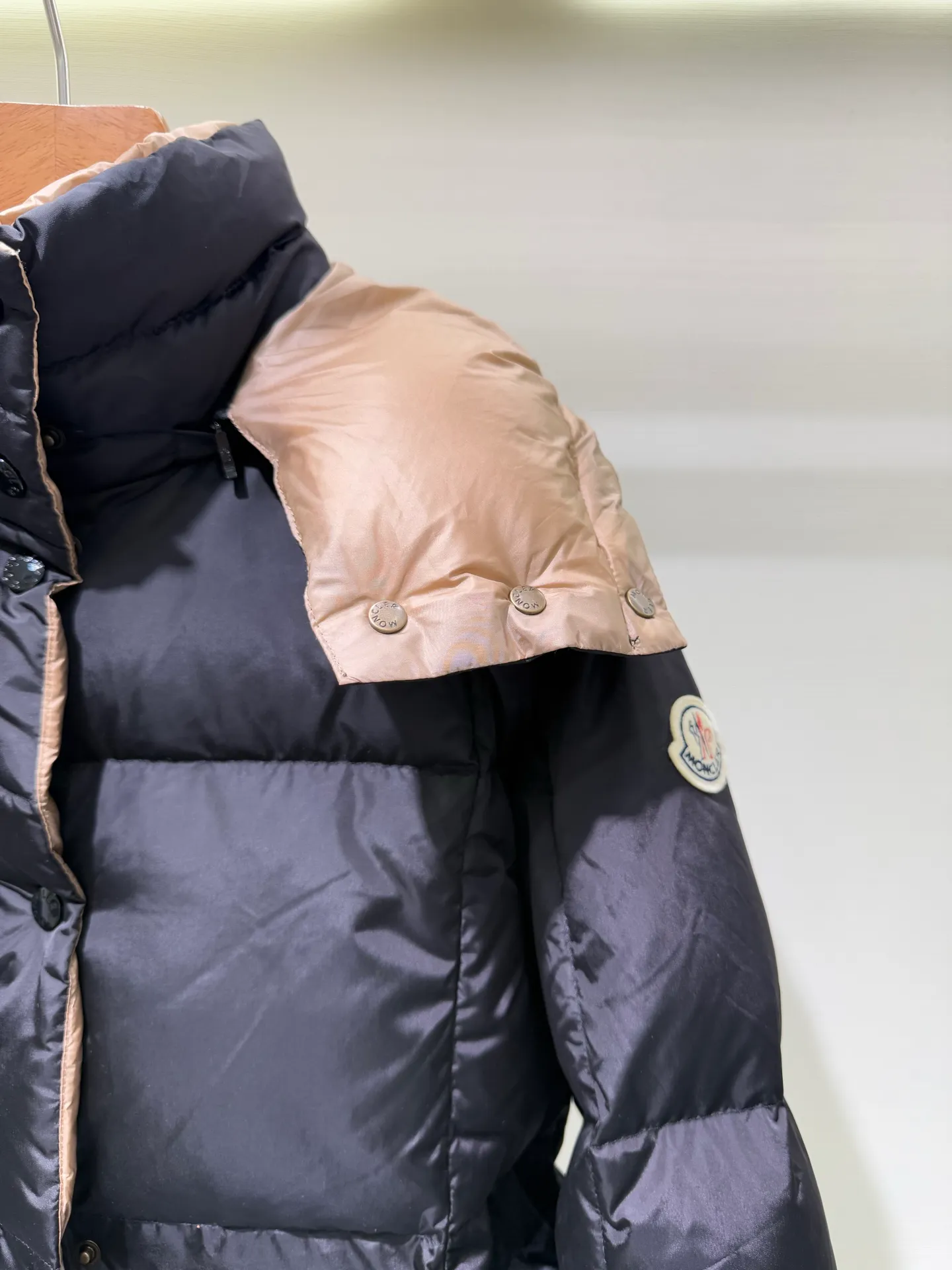 P1320 Moncler Men's Mouth Waisted Black Gold Agneux Women's Square Quilted Hooded Short Down Jacket The Agneux down jacket combines protective fabrics and exquisite textures. Short fit in functional nylon with a glossy satin finish. Paired with a nipped-in waist design, it outlines a feminine silhouette.  Fabric: Made of nylon, Longue saisont, filled with down (90 down white goose down) Craftsmanship: Removable and adjustable hood, zipper and snap closure, zipper pockets, elastic waist (supports NFC chip function) Size: 0 1 2 3 5555070