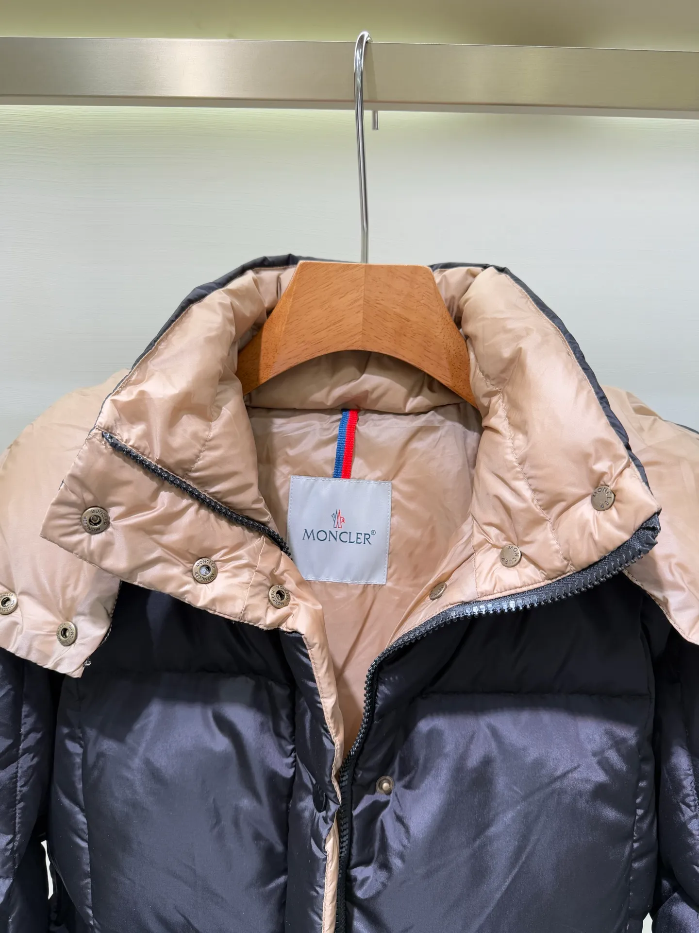 P1320 Moncler Men's Mouth Waisted Black Gold Agneux Women's Square Quilted Hooded Short Down Jacket The Agneux down jacket combines protective fabrics and exquisite textures. Short fit in functional nylon with a glossy satin finish. Paired with a nipped-in waist design, it outlines a feminine silhouette.  Fabric: Made of nylon, Longue saisont, filled with down (90 down white goose down) Craftsmanship: Removable and adjustable hood, zipper and snap closure, zipper pockets, elastic waist (supports NFC chip function) Size: 0 1 2 3 5555070