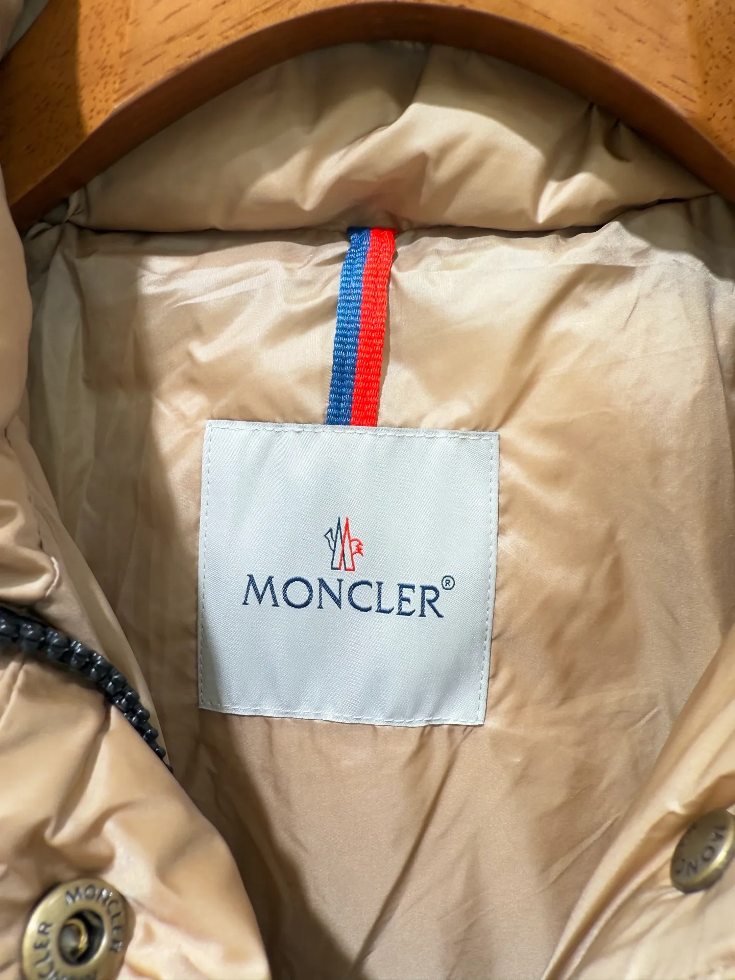 P1320 Moncler Men's Mouth Waisted Black Gold Agneux Women's Square Quilted Hooded Short Down Jacket The Agneux down jacket combines protective fabrics and exquisite textures. Short fit in functional nylon with a glossy satin finish. Paired with a nipped-in waist design, it outlines a feminine silhouette.  Fabric: Made of nylon, Longue saisont, filled with down (90 down white goose down) Craftsmanship: Removable and adjustable hood, zipper and snap closure, zipper pockets, elastic waist (supports NFC chip function) Size: 0 1 2 3 5555070