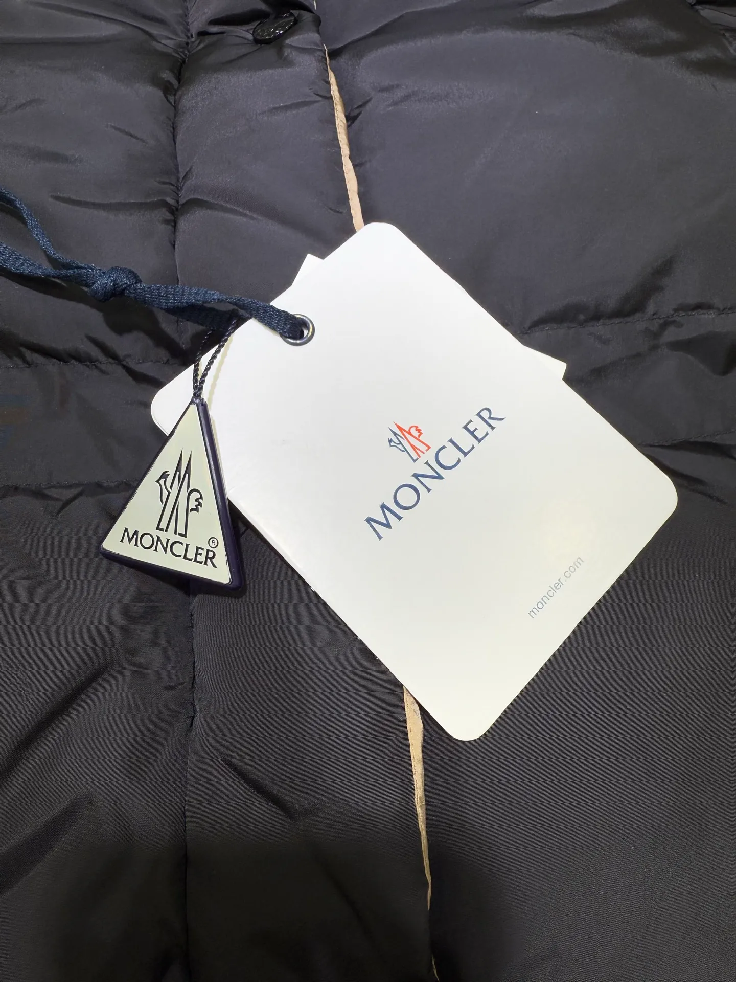 P1320 Moncler Men's Mouth Waisted Black Gold Agneux Women's Square Quilted Hooded Short Down Jacket The Agneux down jacket combines protective fabrics and exquisite textures. Short fit in functional nylon with a glossy satin finish. Paired with a nipped-in waist design, it outlines a feminine silhouette.  Fabric: Made of nylon, Longue saisont, filled with down (90 down white goose down) Craftsmanship: Removable and adjustable hood, zipper and snap closure, zipper pockets, elastic waist (supports NFC chip function) Size: 0 1 2 3 5555070