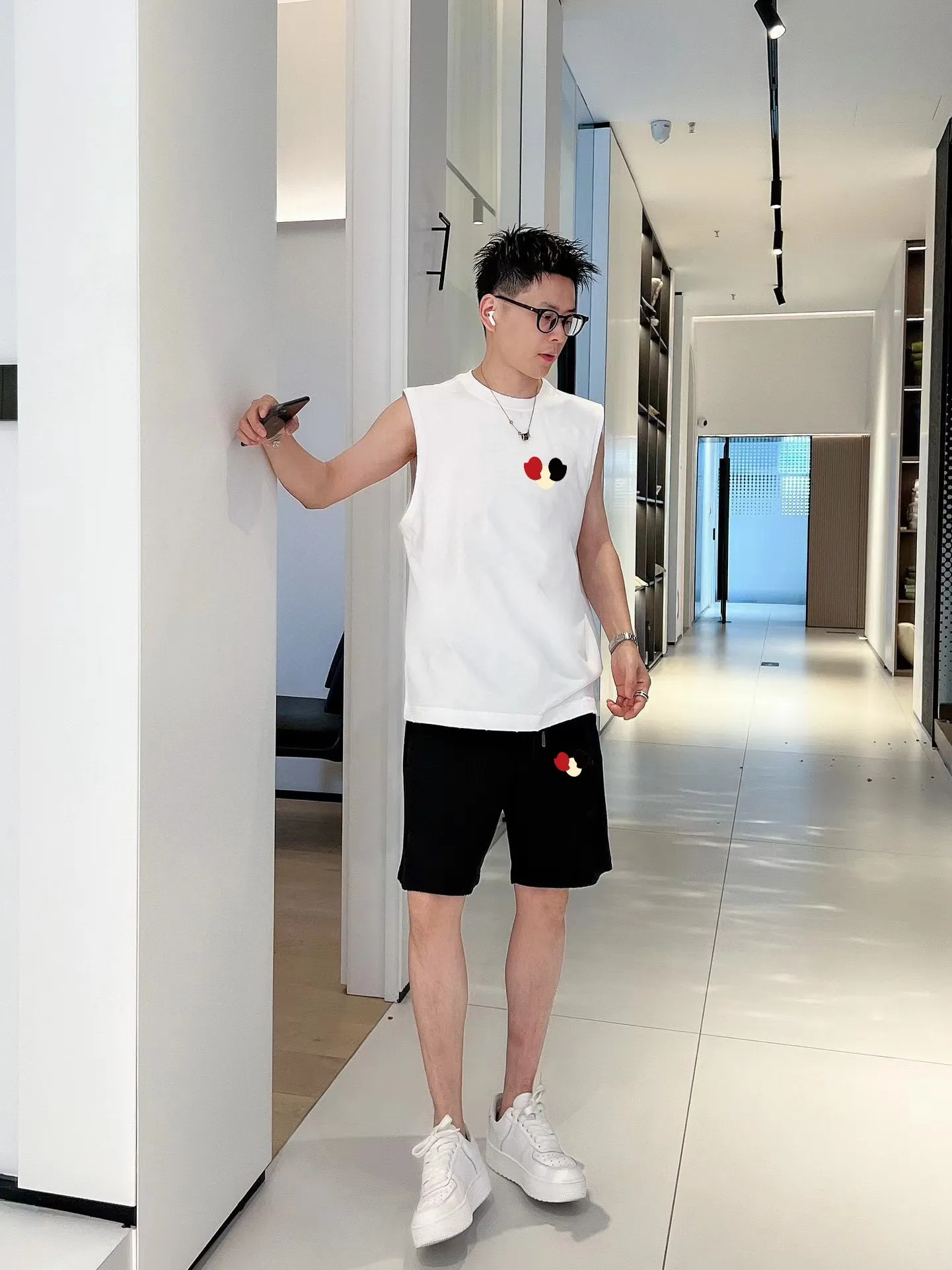 P290 💰 Brand [MONCLER] 2025 spring and summer new vest suit, classic and simple style, anyone can drive easily. Imported custom mercerized cotton fabric, soft, comfortable and stylish, sweat-absorbent and breathable, classic brand letter logo design on the chest. Luxurious fashion craft style, foreign trade company order, luxury classic design, fashionable must-have item! Highly recommended to buy! 🔺🔺Counter size: M～3XL