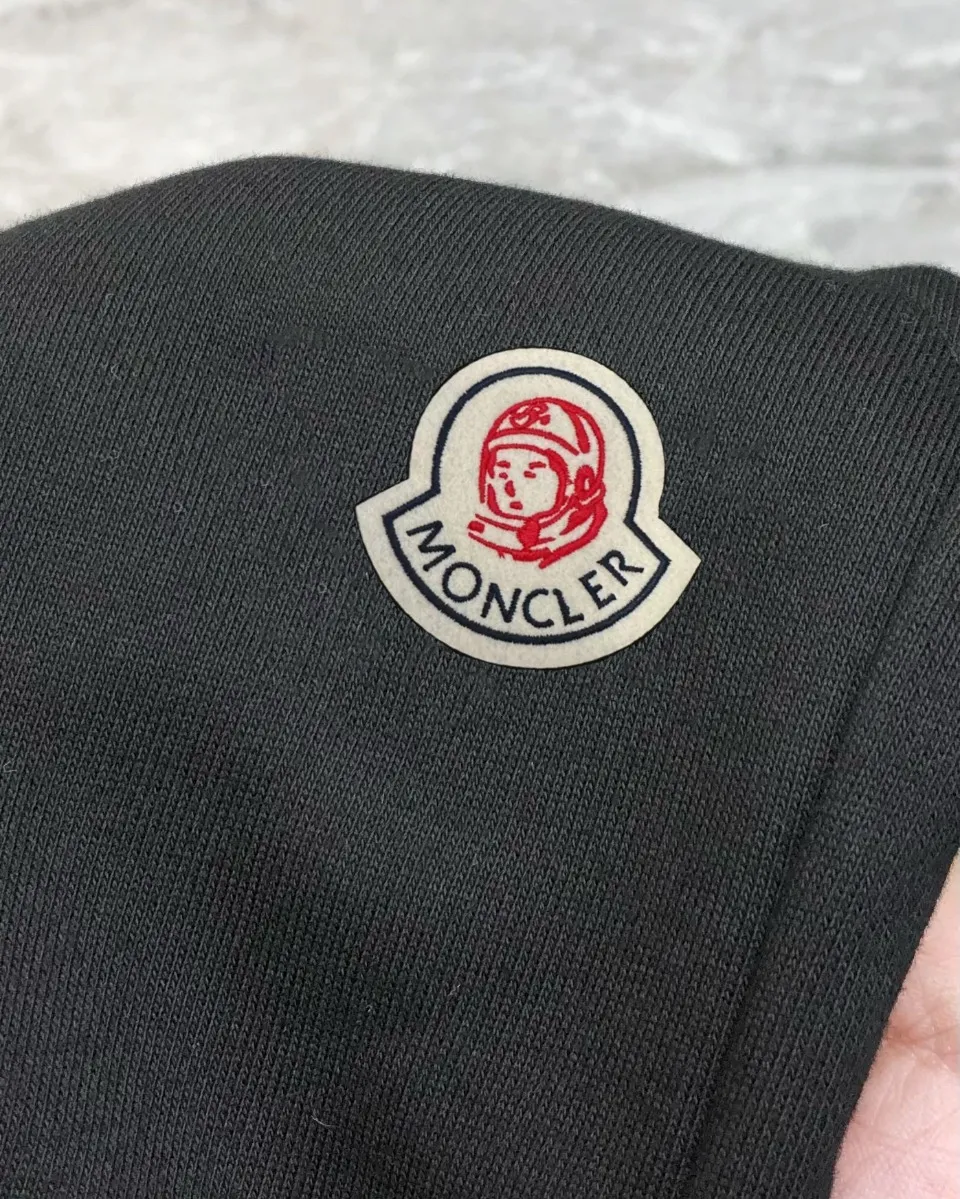 P230 Moncler 2024 new original men's casual shorts, the latest release on the official website of the counter, ✨ High-end quality, simple, fashionable and elegant ✨ Classic logo LOGO design, customized original imported 100% cotton fabric, simple and elegant, versatile style, elegant and handsome upper body, brand new sense of sight! The details are all in place, no one is picky about the upper body, and you must pay for your own money. Size: S-XL (can wear up to 185 pounds, please state your height and weight when placing an order) Black Gray