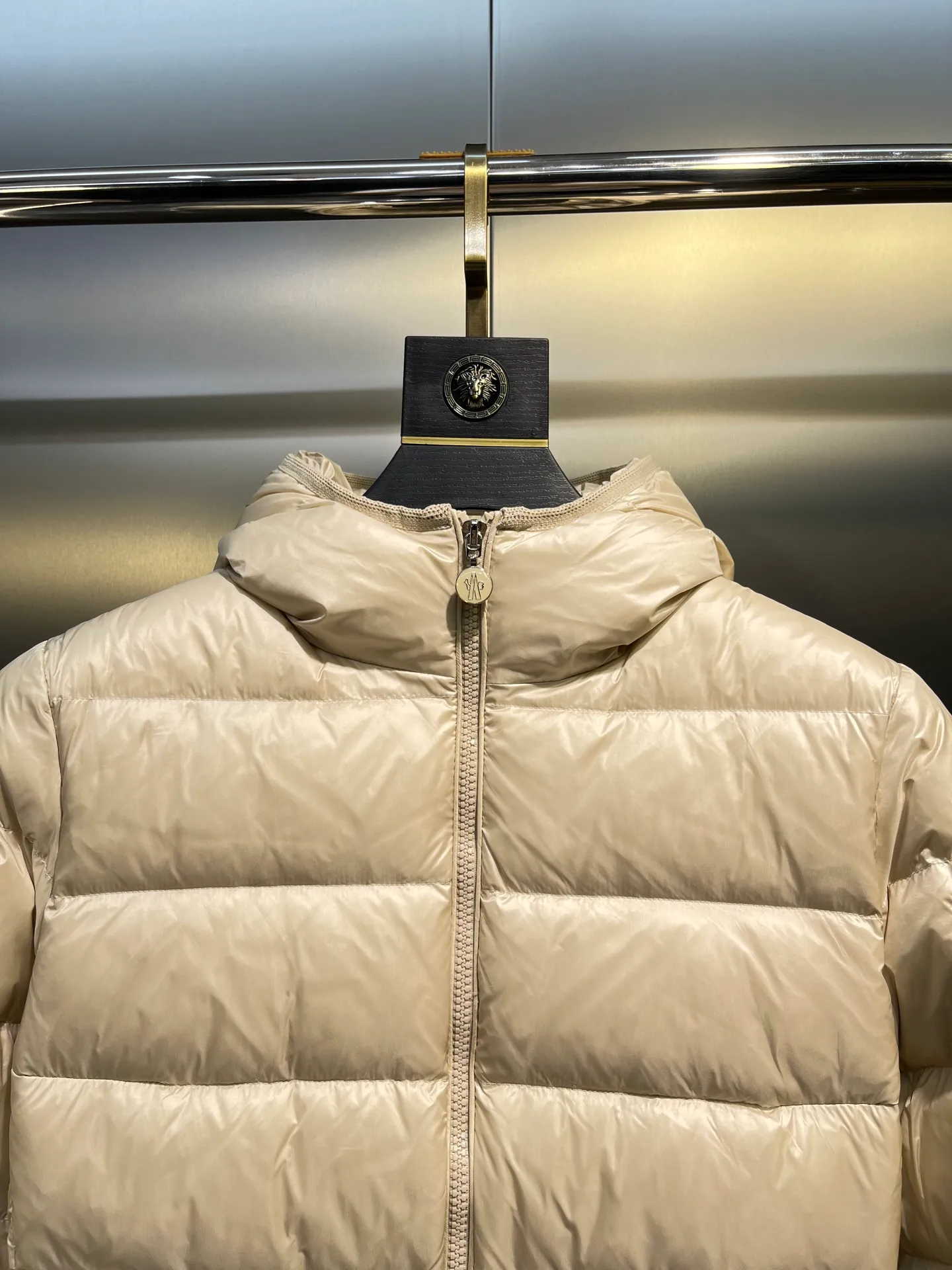 P980 moncler 🌟 2025 autumn and winter new down jacket. Original customized hardware accessories are all imported and original customization. Welcome to compare. Absolutely high quality. Made of top 90 white duck down. Super soft. Filled with fluffy and full feathers. Super heavy work. Fabric workmanship and perfect pattern. Pay attention to the fabric. Super comfortable. Exclusive model. Non-market goods. Same sizes for men and women.  size: 1234