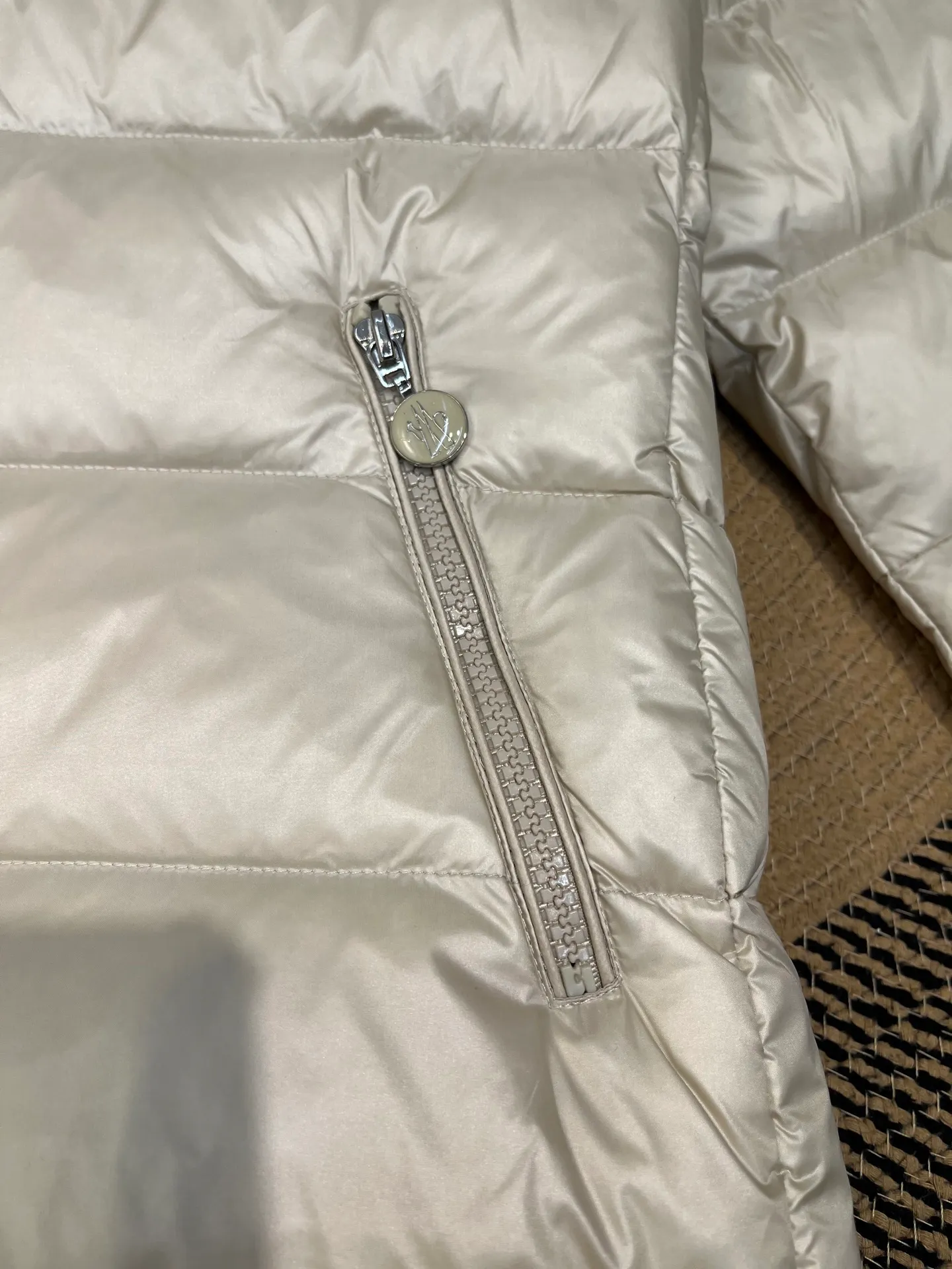 P980 moncler 🌟 2025 autumn and winter new down jacket. Original customized hardware accessories are all imported and original customization. Welcome to compare. Absolutely high quality. Made of top 90 white duck down. Super soft. Filled with fluffy and full feathers. Super heavy work. Fabric workmanship and perfect pattern. Pay attention to the fabric. Super comfortable. Exclusive model. Non-market goods. Same sizes for men and women.  size: 1234