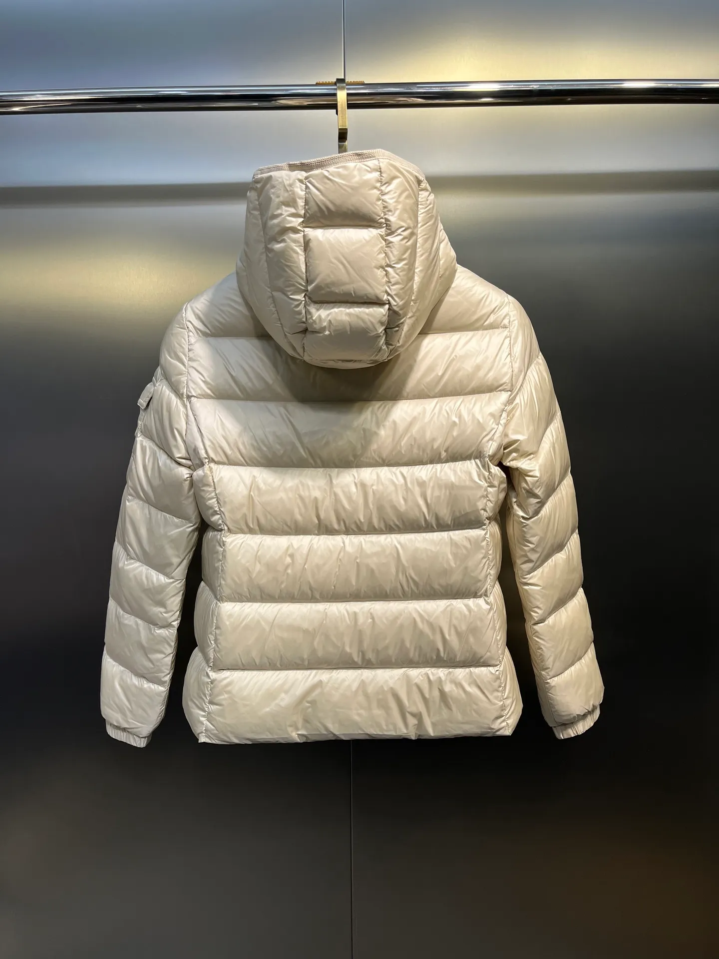P980 moncler 🌟 2025 autumn and winter new down jacket. Original customized hardware accessories are all imported and original customization. Welcome to compare. Absolutely high quality. Made of top 90 white duck down. Super soft. Filled with fluffy and full feathers. Super heavy work. Fabric workmanship and perfect pattern. Pay attention to the fabric. Super comfortable. Exclusive model. Non-market goods. Same sizes for men and women.  size: 1234