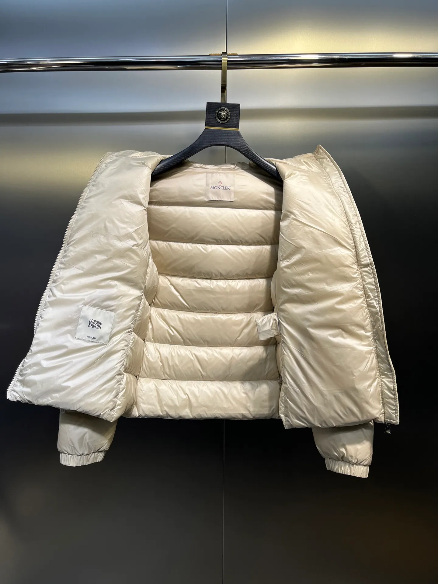 P980 moncler 🌟 2025 autumn and winter new down jacket. Original customized hardware accessories are all imported and original customization. Welcome to compare. Absolutely high quality. Made of top 90 white duck down. Super soft. Filled with fluffy and full feathers. Super heavy work. Fabric workmanship and perfect pattern. Pay attention to the fabric. Super comfortable. Exclusive model. Non-market goods. Same sizes for men and women.  size: 1234