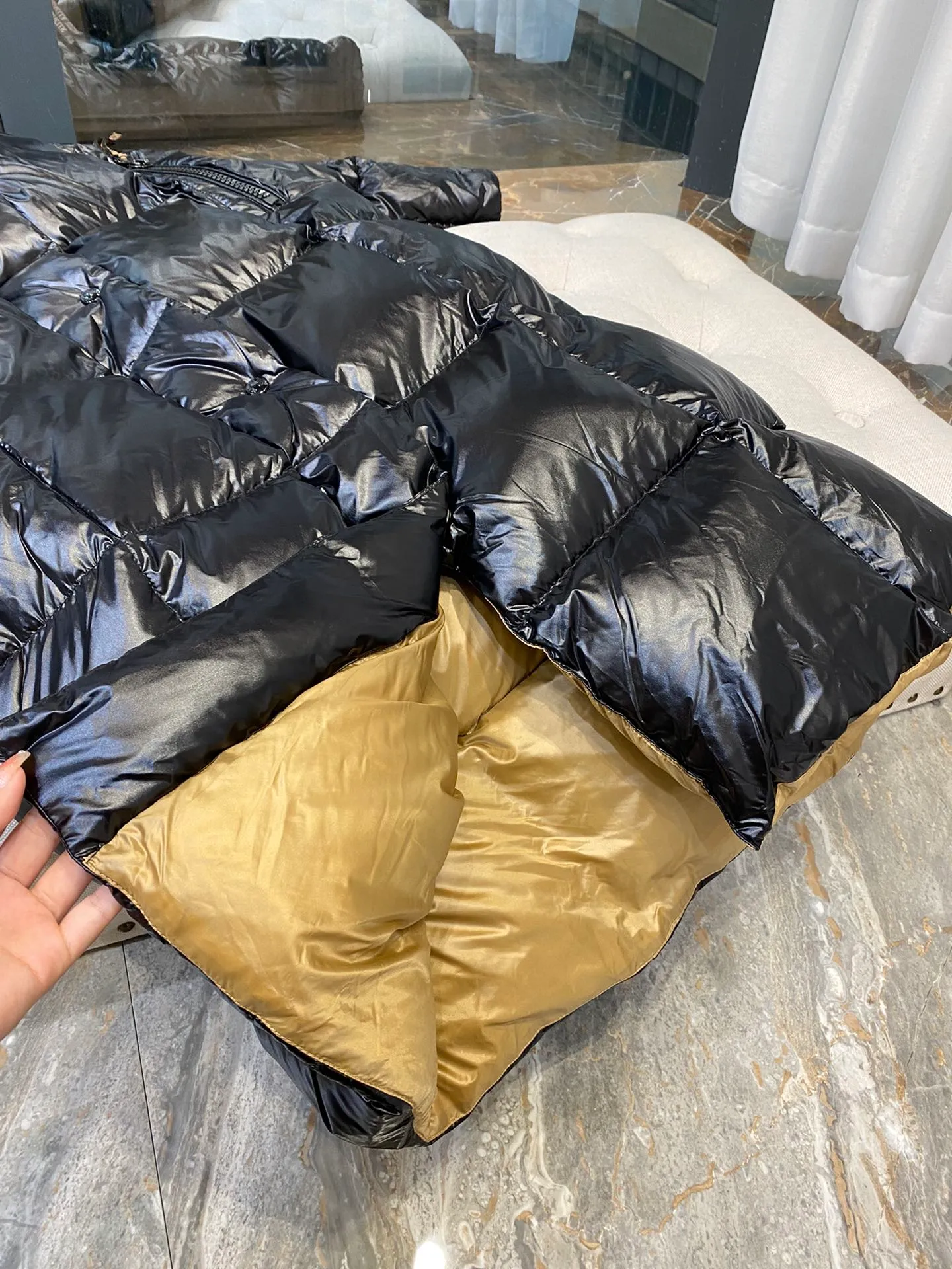 P820 ​​🧣Moncler over-the-knee hooded extra long hooded down jacket, slim fit, very easy to wear, gives you both warmth and style! A long down jacket is a must-have in your winter wardrobe! Get it all in one piece from top to bottom, perfect to withstand the cold winter! ❄️ 🦆The inside is properly filled with 90% duck down, and the filling volume is very full!!! This is not the cheap down cotton on the market! ❌ The inner liner is designed to prevent velvet drilling, and there is no possibility of velvet drilling! No need to worry about getting a little chilly!  It feels fluffy and soft, and it feels very comfortable and warm when worn on the upper body. It's like wearing a warm bread 🍞 It's much lighter than a quilt and much more comfortable! Nothing restrictive! Lightweight, warm, and very secure🔥🔥 You don’t need it now, but when the weather gets cold🥶 In winter, this down jacket will just make you put it on and not want to take it off. It will bring you warmth and security from head to toe! As I grow older, I pay more attention to health 😲 No matter how much ginger soup you drink, a thick and warm quilt like this is not as effective! Code number: 0 1 2 3
