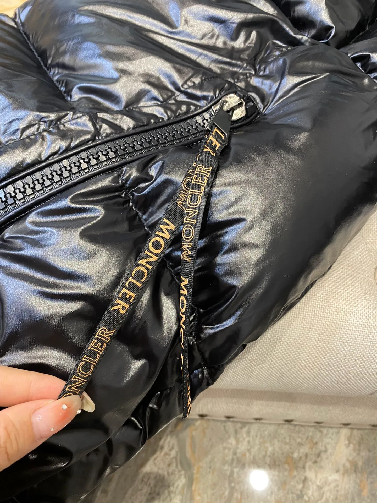 P820 ​​🧣Moncler over-the-knee hooded extra long hooded down jacket, slim fit, very easy to wear, gives you both warmth and style! A long down jacket is a must-have in your winter wardrobe! Get it all in one piece from top to bottom, perfect to withstand the cold winter! ❄️ 🦆The inside is properly filled with 90% duck down, and the filling volume is very full!!! This is not the cheap down cotton on the market! ❌ The inner liner is designed to prevent velvet drilling, and there is no possibility of velvet drilling! No need to worry about getting a little chilly!  It feels fluffy and soft, and it feels very comfortable and warm when worn on the upper body. It's like wearing a warm bread 🍞 It's much lighter than a quilt and much more comfortable! Nothing restrictive! Lightweight, warm, and very secure🔥🔥 You don’t need it now, but when the weather gets cold🥶 In winter, this down jacket will just make you put it on and not want to take it off. It will bring you warmth and security from head to toe! As I grow older, I pay more attention to health 😲 No matter how much ginger soup you drink, a thick and warm quilt like this is not as effective! Code number: 0 1 2 3