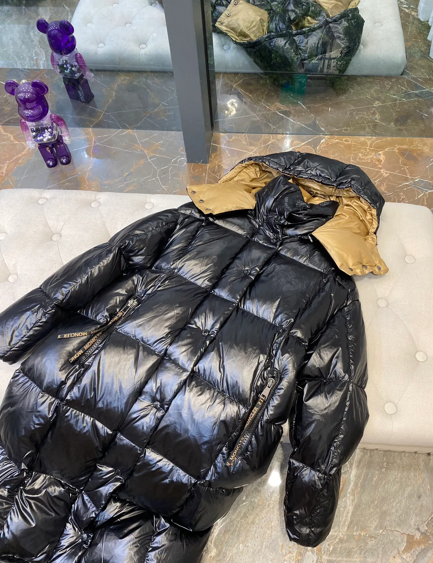 P820 ​​🧣Moncler over-the-knee hooded extra long hooded down jacket, slim fit, very easy to wear, gives you both warmth and style! A long down jacket is a must-have in your winter wardrobe! Get it all in one piece from top to bottom, perfect to withstand the cold winter! ❄️ 🦆The inside is properly filled with 90% duck down, and the filling volume is very full!!! This is not the cheap down cotton on the market! ❌ The inner liner is designed to prevent velvet drilling, and there is no possibility of velvet drilling! No need to worry about getting a little chilly!  It feels fluffy and soft, and it feels very comfortable and warm when worn on the upper body. It's like wearing a warm bread 🍞 It's much lighter than a quilt and much more comfortable! Nothing restrictive! Lightweight, warm, and very secure🔥🔥 You don’t need it now, but when the weather gets cold🥶 In winter, this down jacket will just make you put it on and not want to take it off. It will bring you warmth and security from head to toe! As I grow older, I pay more attention to health 😲 No matter how much ginger soup you drink, a thick and warm quilt like this is not as effective! Code number: 0 1 2 3