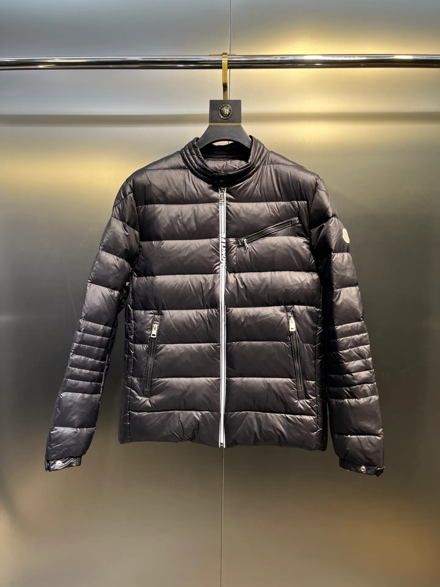 P840 Moncler Men's Mouth Men's Short Down Jacket Caroux Series ~ A big hit, an exclusive debut, a rare and valuable limited edition. Classics will never go out of style. This season's main high-performance street style series! A trendy style that is convenient, neat and handsome, it is available through trading company channels, and its quality can withstand any form of inspection. Features: white zipper with logo in English letters, fully displaying the iconic design of the Moncler brand. Material: The outstanding achievements of high-tech fabrics are not exaggerated. We provide bright polyester fiber nylon fabrics for customers. The ultra-fine and delicate texture is extremely smooth, has high elastic recovery effect, is breathable and comfortable without stuffiness. Color: navy blue, black Size: 1-2-3-4-5