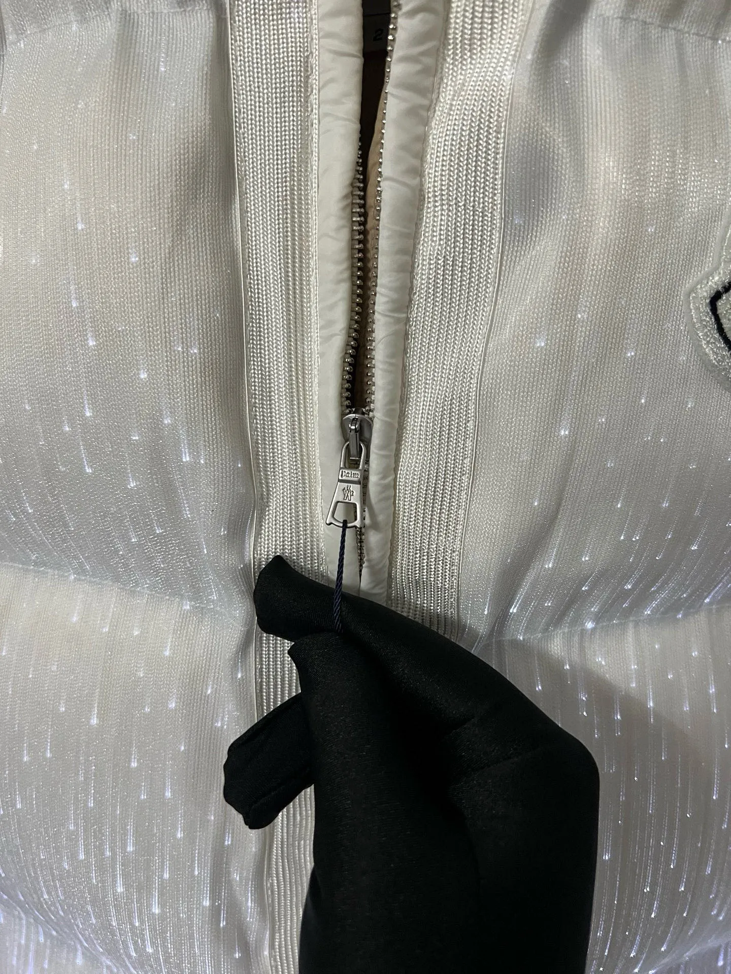 P1360 Moncler's new luminous light down jacket with a full mouth. It is a style with a sense of future technology. It is definitely cool and attracts attention when going out. It is unremarkable during the day, but it is absolutely full of effect when it comes out at night. There is a socket in the pocket for charging. The upper body is like the most beautiful boy on the street. He is wearing a star. The chest badge letter logo is embellished. The overall personality is fashionable and cool. The upper body is full of velvet, cool and comfortable. Size: 1234