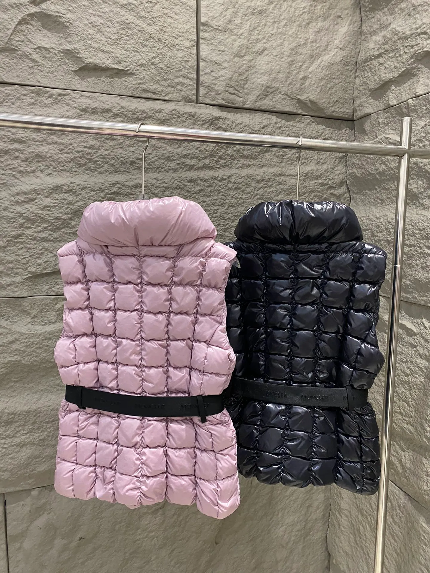 P780 Moncler25 new product Emilion women's square quilted down vest The Emilion down vest uses a square pattern to interpret geometric quilting, showing an eye-catching design. Made from nylon laqué fabric with an elastic waistband that accentuates the flared silhouette. Color: Pink Purple/Black Size: 0/1/2