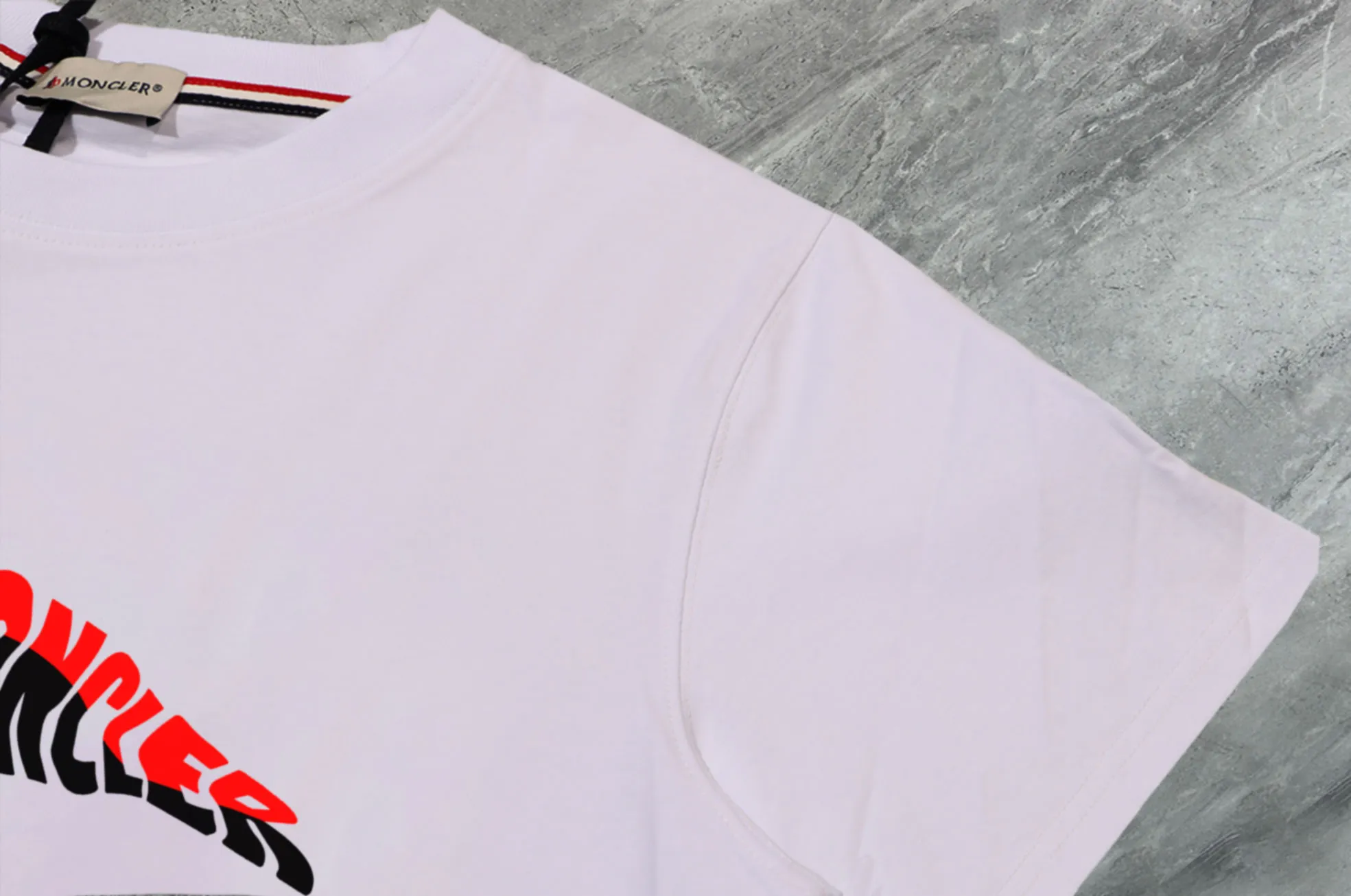 P140 💰Upgraded version "Mobile phone smart sensor ~ NFC chip armband ~ direct access to the official website for anti-counterfeiting" "Moncler ~ Mouth Mouth" 2025 new high-quality round neck short-sleeved T-shirt. The cuffs have imported embroidered labels. Customized dyeing, very comfortable to touch. Super versatile and good-looking short-sleeved. Complete with three labels. Non-market ordinary version. Feel free to compare. Quality is absolutely guaranteed! ‼ First of all, this original fabric is all custom-woven with 32-count double yarn fabric, 250G, and the weight is the same‼ Fine workmanship, double waistcoat method, double waistcoat method, double waistcoat method makes the whole dress more three-dimensional, which is not a craft that ordinary T-shirts can achieve🤪 Size: S-M-L-XL-2XL Color: black, white, apricot, same style for men and women