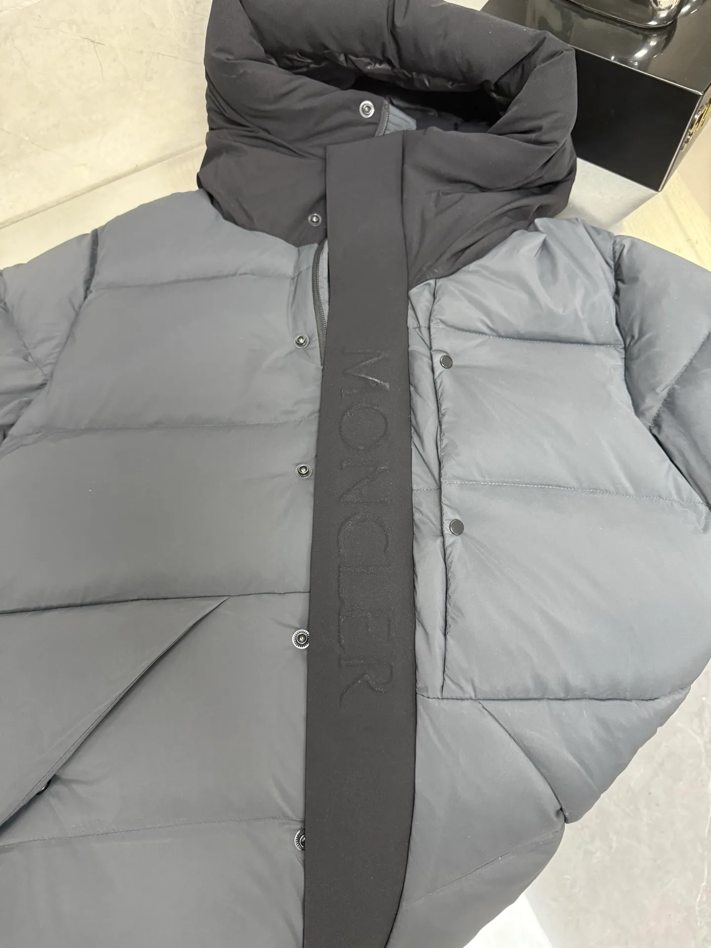 P860 Moncler Black Samurai three-dimensional embossed letter down jacket, autumn and winter new madeira. Black Samurai neck scarf hooded mid-length down jacket official website hard to find black and gray colors available in stock with 95% goose down filling. The Madeira down jacket is a common item in the functional wardrobe. It is made of Longuesaison nylon, providing excellent warmth and light comfort. Presented in calm neutral tones with a relaxed fit Color: Black Gray White Size: 12345