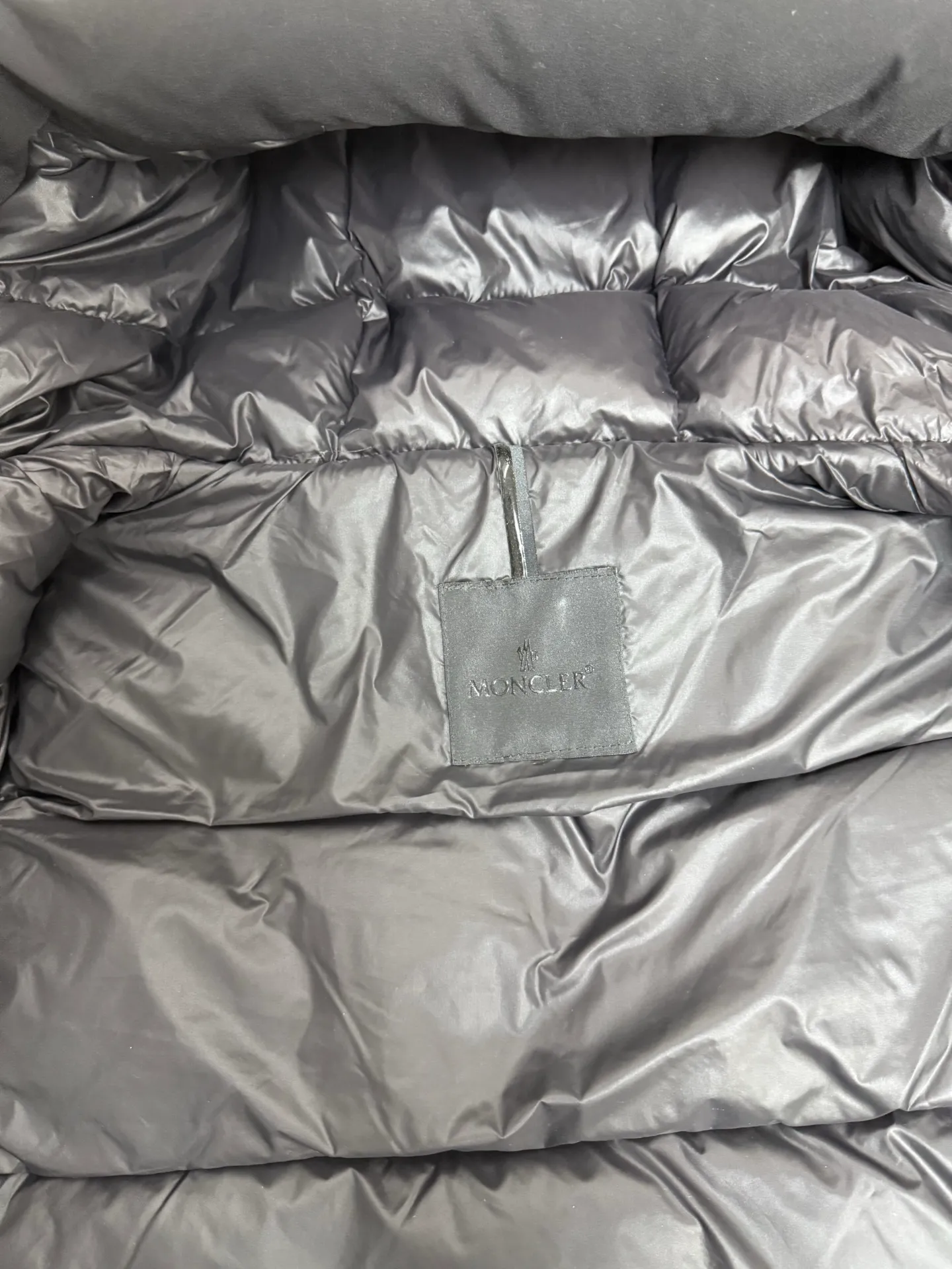 P860 Moncler Black Samurai three-dimensional embossed letter down jacket, autumn and winter new madeira. Black Samurai neck scarf hooded mid-length down jacket official website hard to find black and gray colors available in stock with 95% goose down filling. The Madeira down jacket is a common item in the functional wardrobe. It is made of Longuesaison nylon, providing excellent warmth and light comfort. Presented in calm neutral tones with a relaxed fit Color: Black Gray White Size: 12345