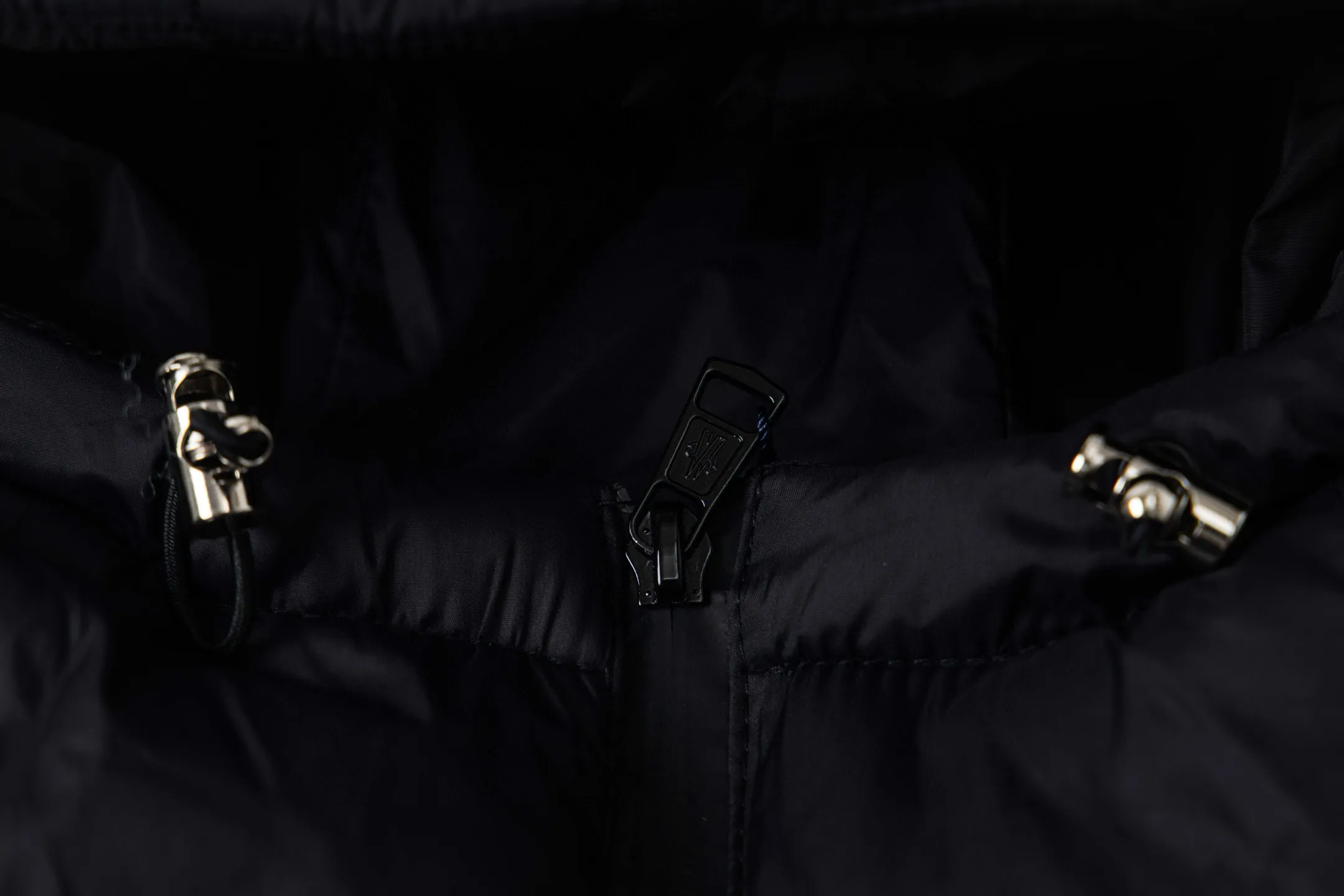 P370 Moncler Solayan/Moncler Tri-Trim Logo Down Cotton Jacket Solayan down cotton is decorated with seasonal iconic decorative details, blending sportsmanship and timeless style! High-quality down cotton filling standard, bulkiness, cold resistance, absolutely perfect! The cotton jacket is made of micro chic fabric and is wash-free. The tough square shape design highlights Moncler's sports spirit.    Color: Black White Size: M-2XL