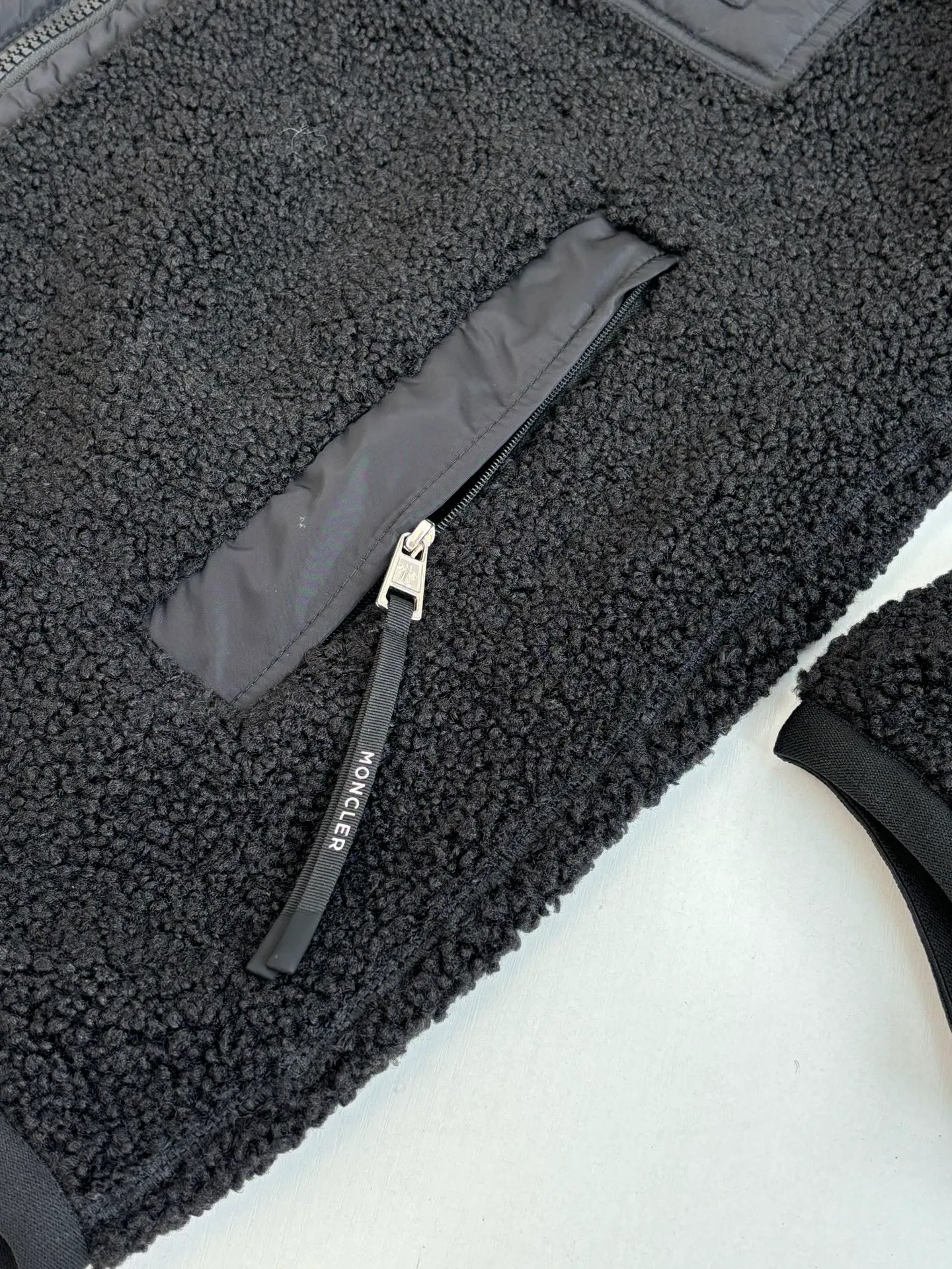P650 Moncler*/Muzzle 25 Pocket Logo Polar Fleece Zipper Jacket is made of 100% polyester fiber and is made of cashmere fabric woven through high-tech processing. It has a layer of fine and dense fluff on the surface, which feels very smooth when in contact with the skin and has good skin-friendliness. The suede surface can hold a layer of still air in place, forming a good thermal insulation layer and providing excellent warmth retention. Due to the hollow nature of the fiber, although it is warm, it does not hinder the overall lightness of the quality.  Size：S/M/L/XL