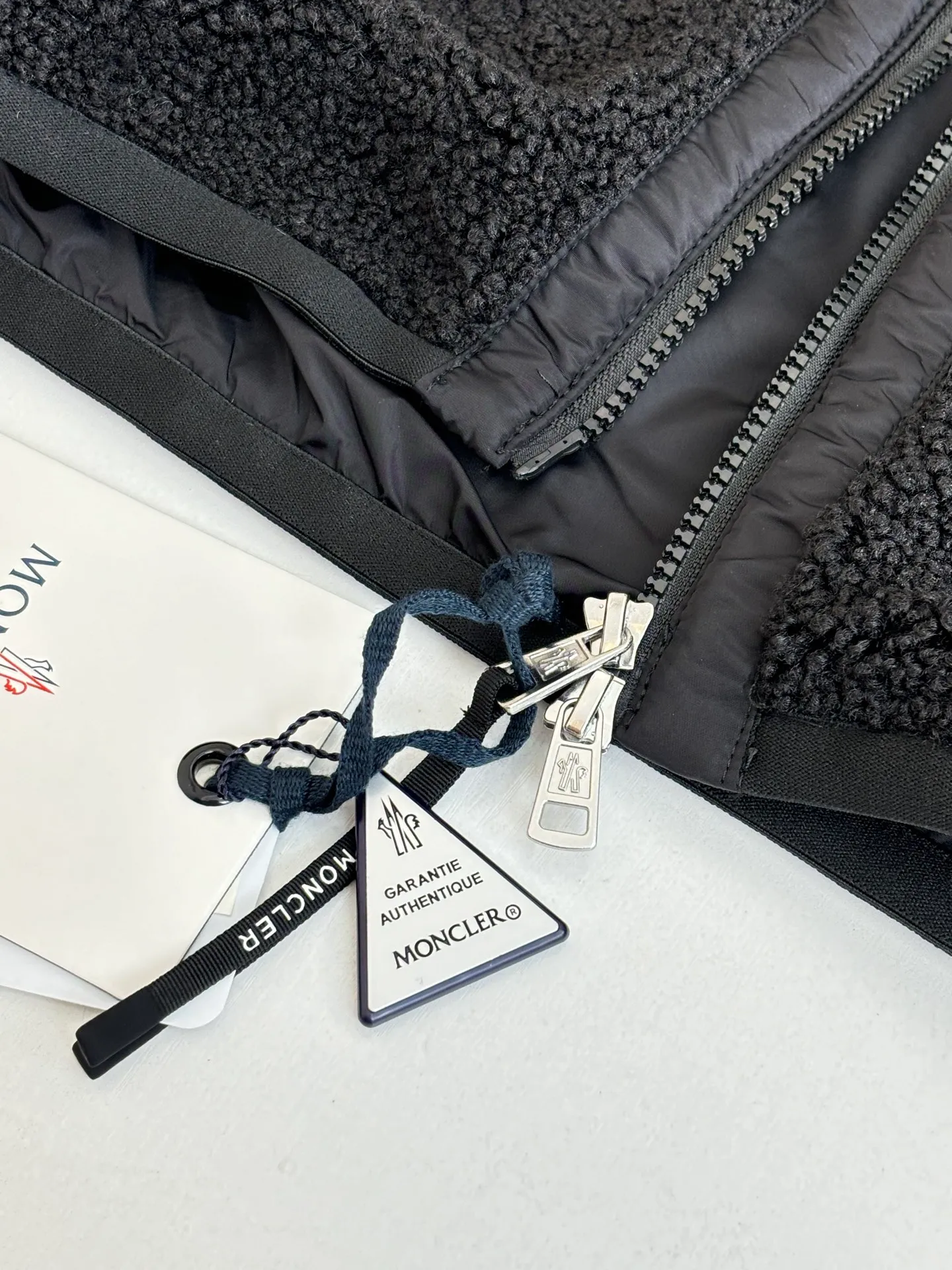 P650 Moncler*/Muzzle 25 Pocket Logo Polar Fleece Zipper Jacket is made of 100% polyester fiber and is made of cashmere fabric woven through high-tech processing. It has a layer of fine and dense fluff on the surface, which feels very smooth when in contact with the skin and has good skin-friendliness. The suede surface can hold a layer of still air in place, forming a good thermal insulation layer and providing excellent warmth retention. Due to the hollow nature of the fiber, although it is warm, it does not hinder the overall lightness of the quality.  Size：S/M/L/XL