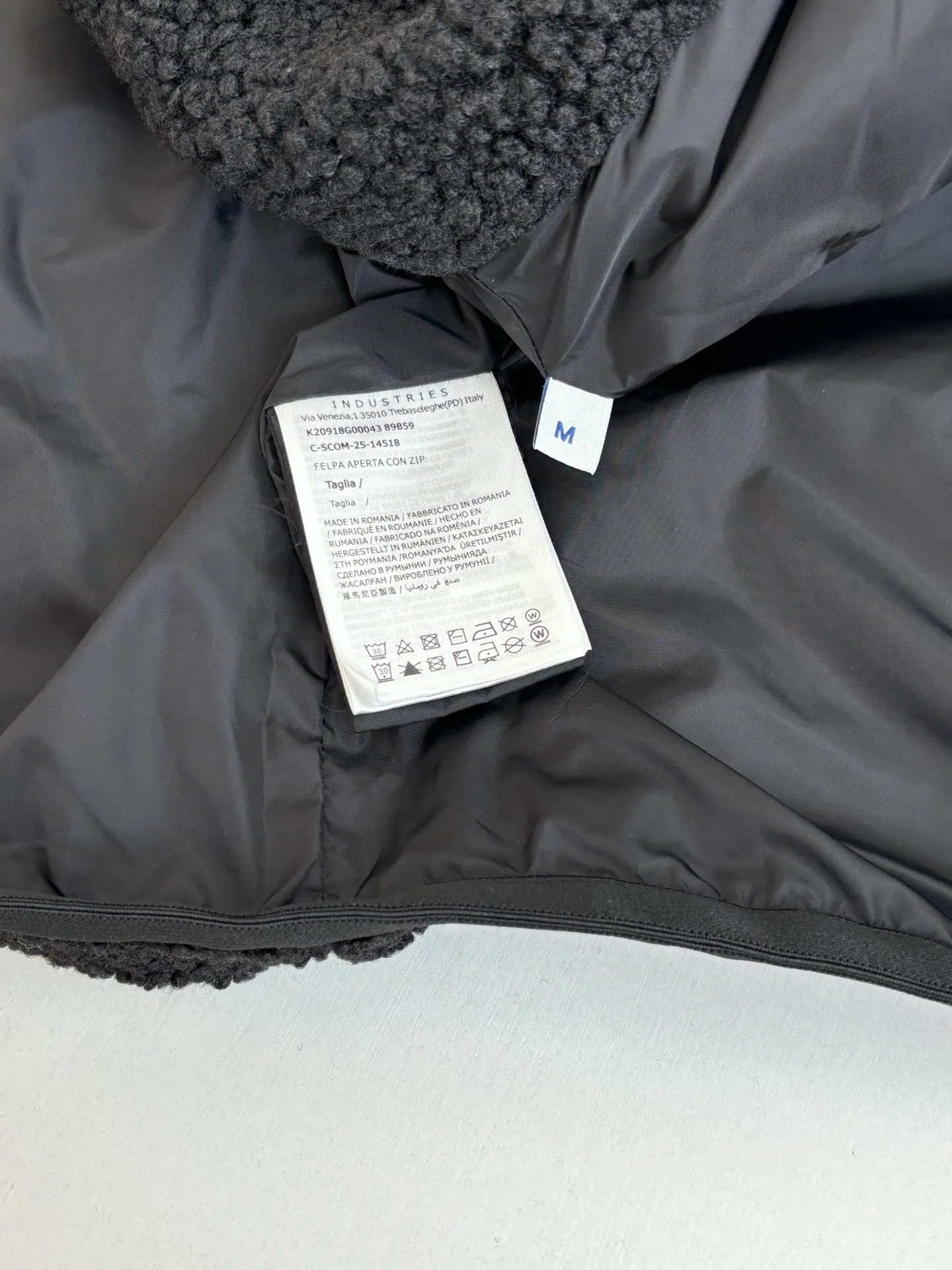 P650 Moncler*/Muzzle 25 Pocket Logo Polar Fleece Zipper Jacket is made of 100% polyester fiber and is made of cashmere fabric woven through high-tech processing. It has a layer of fine and dense fluff on the surface, which feels very smooth when in contact with the skin and has good skin-friendliness. The suede surface can hold a layer of still air in place, forming a good thermal insulation layer and providing excellent warmth retention. Due to the hollow nature of the fiber, although it is warm, it does not hinder the overall lightness of the quality.  Size：S/M/L/XL