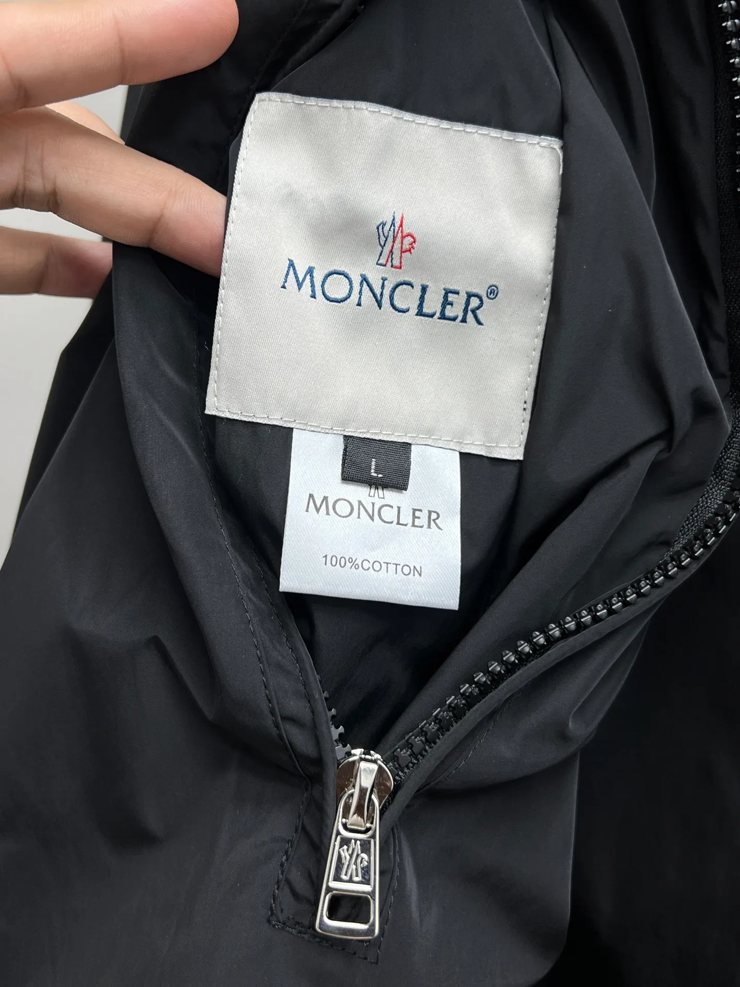 P500 Moncler (reversible) 🌟New hooded jacket 🔥Official website synchronized ✨Hot-selling channel goods High-end customization The quality can withstand any form of inspection, giving you a unique upper body experience! All have gone through a strict selection process and are customized with original accessories. They are fashionable and versatile. The upper body is elegant and handsome, full of personality, and has a brand-new visual sense. 👍High version 🐎🐎Size: M-3XL (size chart in the last picture)