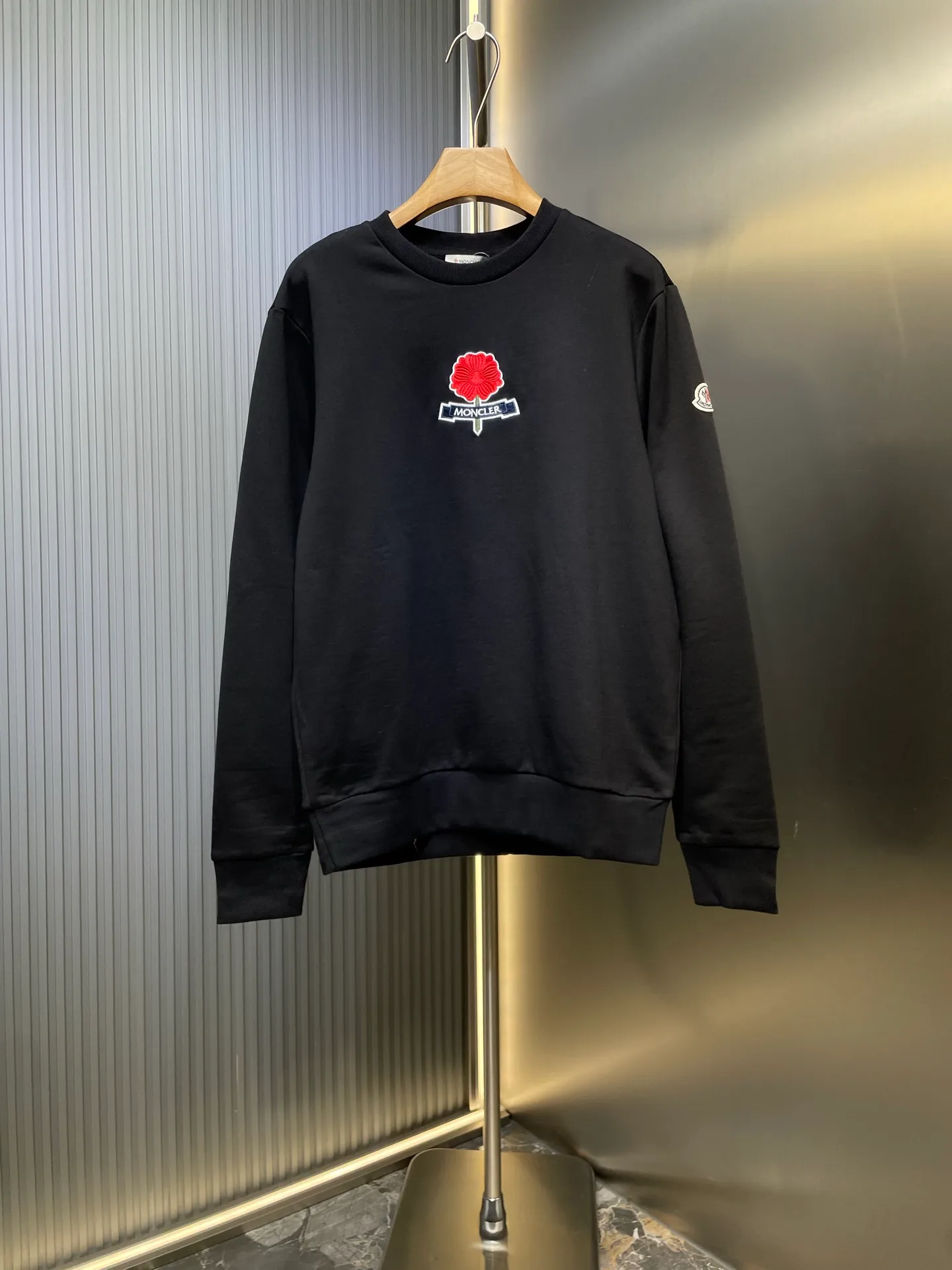 P380 MONCLER 🌟 Embroidered flower logo sweatshirt Fabric: Made of 380g double-strand pure cotton terry. Fabric: Thread with 1*1 double yarn thread. Matching dyeing in the same vat. Technology: The embroidery adopts 3D three-dimensional embroidery technology, and the original computer scan and print is restored 1:1. There is a brand logo icon in the middle of the flower, as well as MONCLER embroidery. This cotton-blend sweatshirt is inspired by Grenoble's coat of arms and features a floral logo patch. Pair with matching T-shirt and shorts for a casual ensemble. Round neck made of cotton and modal blended fleece fabric Embroidered flower logo patch Accessories: Customized 1:1 washed logo Craftsmanship: Customized 1:1 embroidered armband Craftsmanship: Customized 1:1 flower embroidery Size: S-M-L-XL