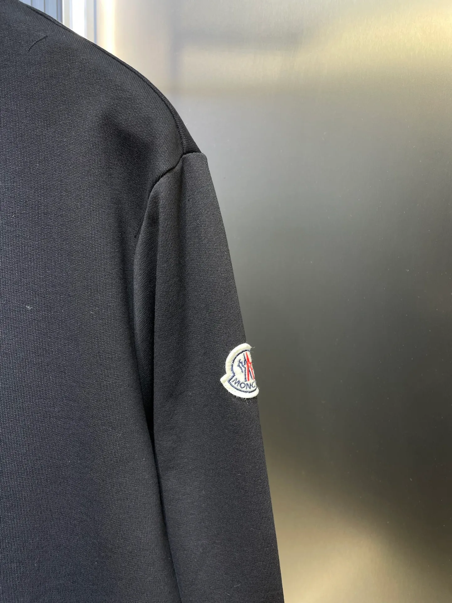 P380 MONCLER 🌟 Embroidered flower logo sweatshirt Fabric: Made of 380g double-strand pure cotton terry. Fabric: Thread with 1*1 double yarn thread. Matching dyeing in the same vat. Technology: The embroidery adopts 3D three-dimensional embroidery technology, and the original computer scan and print is restored 1:1. There is a brand logo icon in the middle of the flower, as well as MONCLER embroidery. This cotton-blend sweatshirt is inspired by Grenoble's coat of arms and features a floral logo patch. Pair with matching T-shirt and shorts for a casual ensemble. Round neck made of cotton and modal blended fleece fabric Embroidered flower logo patch Accessories: Customized 1:1 washed logo Craftsmanship: Customized 1:1 embroidered armband Craftsmanship: Customized 1:1 flower embroidery Size: S-M-L-XL