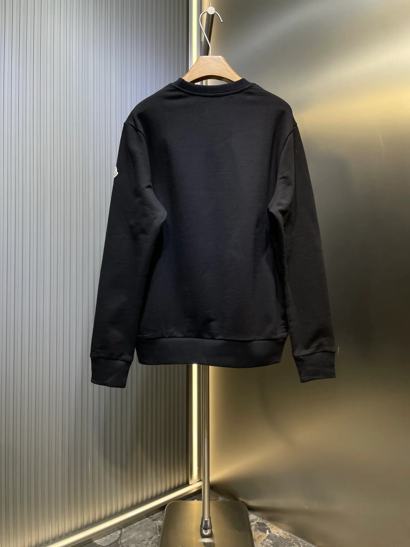 P380 MONCLER 🌟 Embroidered flower logo sweatshirt Fabric: Made of 380g double-strand pure cotton terry. Fabric: Thread with 1*1 double yarn thread. Matching dyeing in the same vat. Technology: The embroidery adopts 3D three-dimensional embroidery technology, and the original computer scan and print is restored 1:1. There is a brand logo icon in the middle of the flower, as well as MONCLER embroidery. This cotton-blend sweatshirt is inspired by Grenoble's coat of arms and features a floral logo patch. Pair with matching T-shirt and shorts for a casual ensemble. Round neck made of cotton and modal blended fleece fabric Embroidered flower logo patch Accessories: Customized 1:1 washed logo Craftsmanship: Customized 1:1 embroidered armband Craftsmanship: Customized 1:1 flower embroidery Size: S-M-L-XL