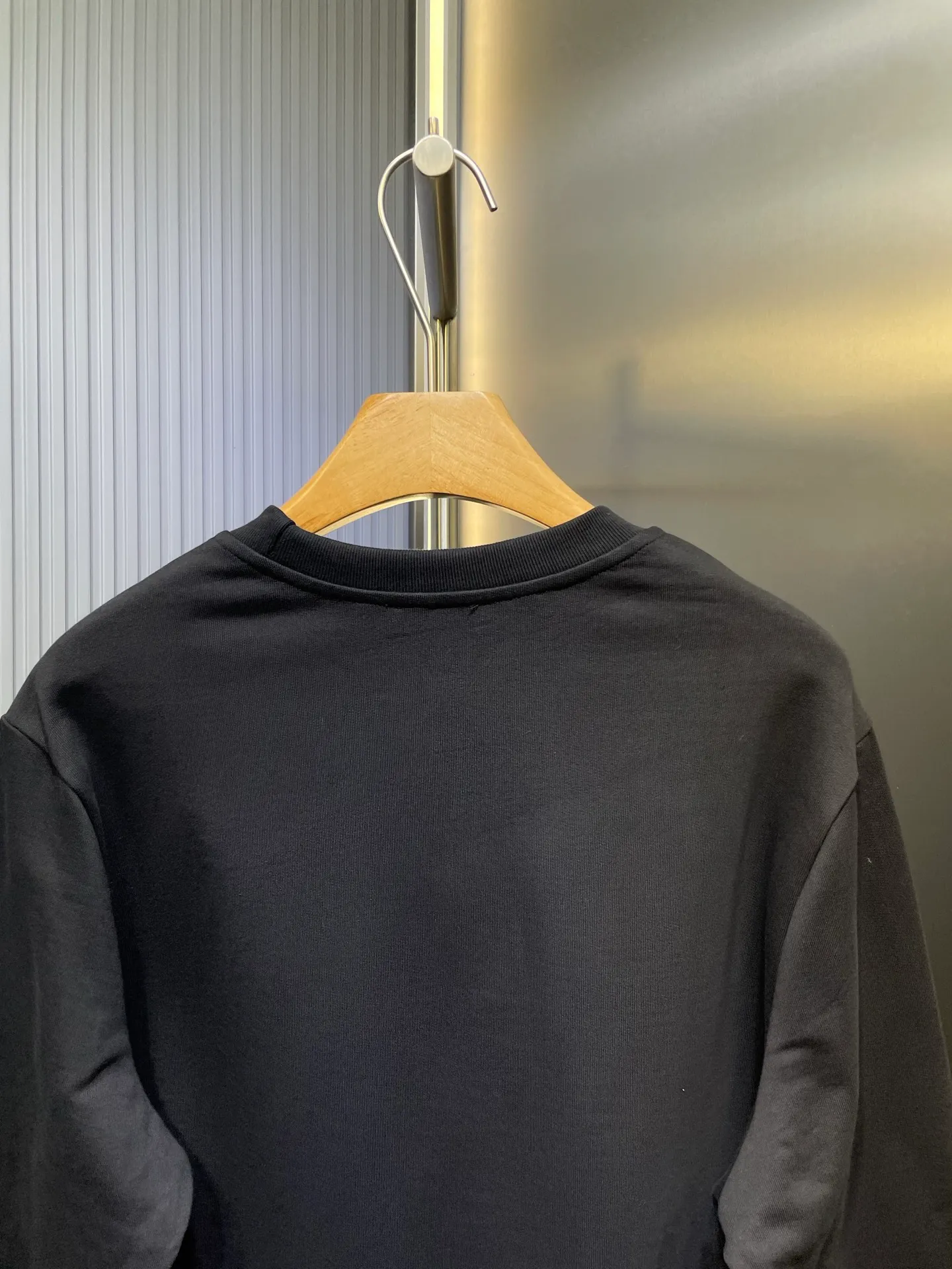 P380 MONCLER 🌟 Embroidered flower logo sweatshirt Fabric: Made of 380g double-strand pure cotton terry. Fabric: Thread with 1*1 double yarn thread. Matching dyeing in the same vat. Technology: The embroidery adopts 3D three-dimensional embroidery technology, and the original computer scan and print is restored 1:1. There is a brand logo icon in the middle of the flower, as well as MONCLER embroidery. This cotton-blend sweatshirt is inspired by Grenoble's coat of arms and features a floral logo patch. Pair with matching T-shirt and shorts for a casual ensemble. Round neck made of cotton and modal blended fleece fabric Embroidered flower logo patch Accessories: Customized 1:1 washed logo Craftsmanship: Customized 1:1 embroidered armband Craftsmanship: Customized 1:1 flower embroidery Size: S-M-L-XL