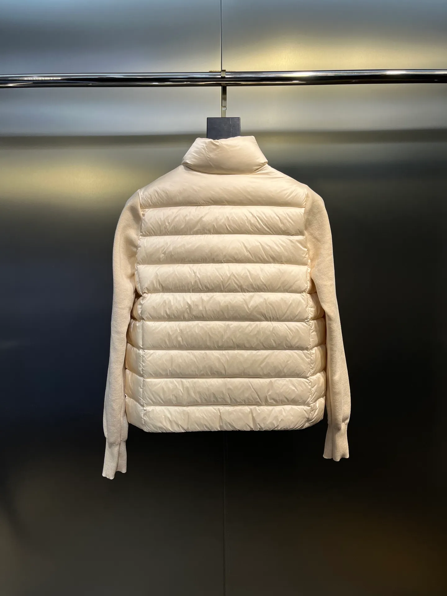 P640 MONCLER 🌟 The latest autumn and winter wool knitted splicing down stand-up collar short down jacket with national standard down filling. Light and comfortable, with built-in heating and warmth function. The sleeves are spliced ​​with merino wool for a comfortable and thick feel. Temperament stand-up collar zipper design. Minimalist luxury H version. Not picky about the upper body and super slim. Casual and versatile artifact. Italian elegance and high-end sense. Casual and grand. Color: black, off-white, pink size: s m l