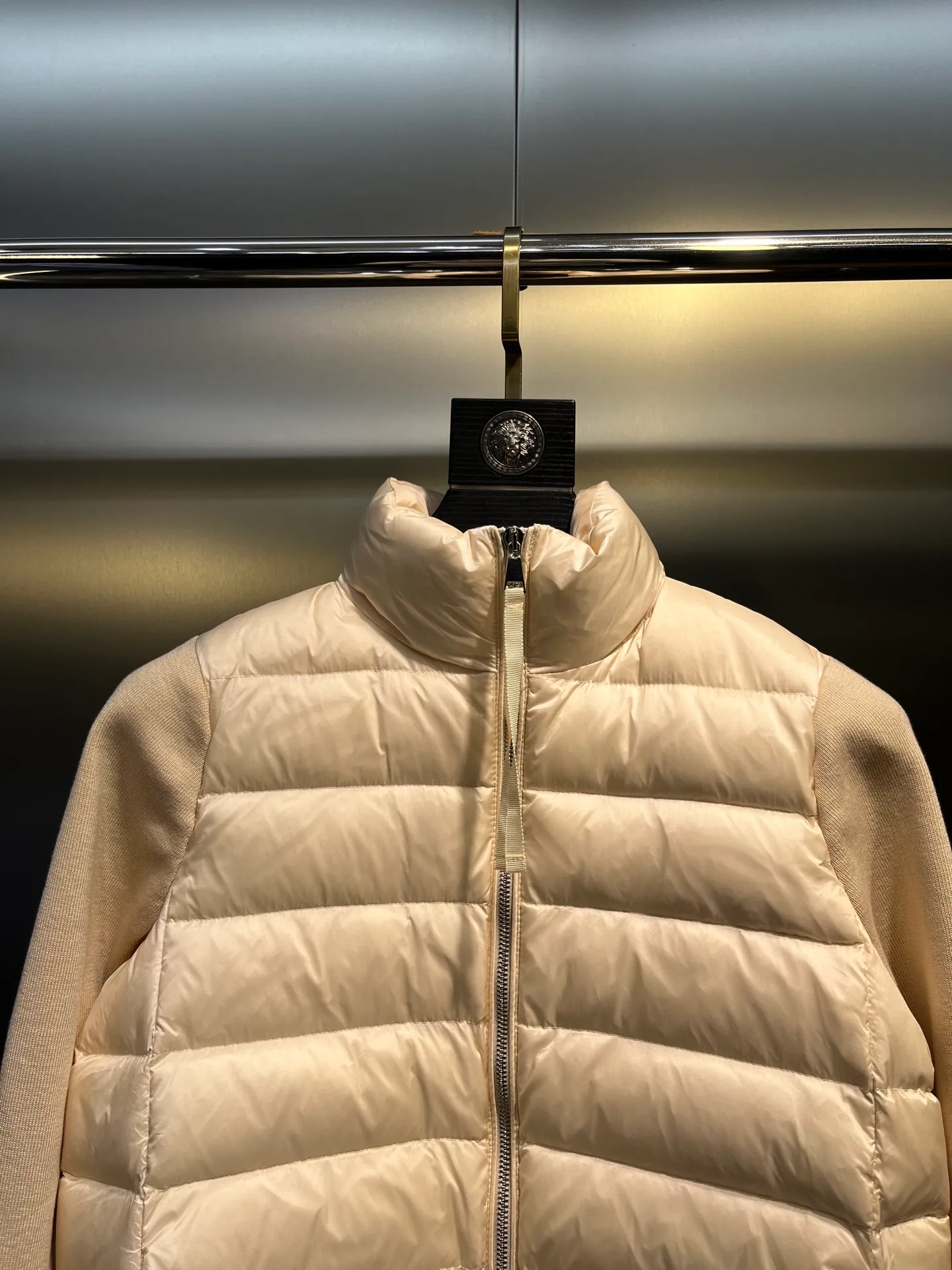 P640 MONCLER 🌟 The latest autumn and winter wool knitted splicing down stand-up collar short down jacket with national standard down filling. Light and comfortable, with built-in heating and warmth function. The sleeves are spliced ​​with merino wool for a comfortable and thick feel. Temperament stand-up collar zipper design. Minimalist luxury H version. Not picky about the upper body and super slim. Casual and versatile artifact. Italian elegance and high-end sense. Casual and grand. Color: black, off-white, pink size: s m l