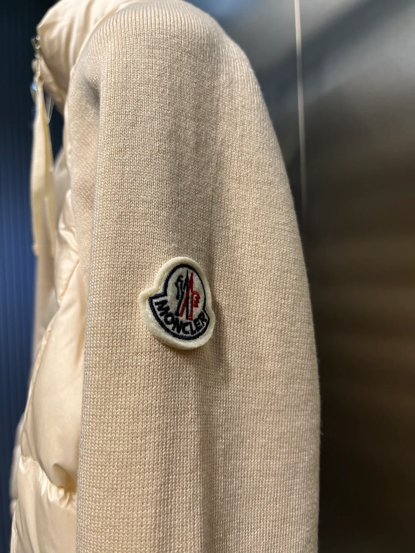 P640 MONCLER 🌟 The latest autumn and winter wool knitted splicing down stand-up collar short down jacket with national standard down filling. Light and comfortable, with built-in heating and warmth function. The sleeves are spliced ​​with merino wool for a comfortable and thick feel. Temperament stand-up collar zipper design. Minimalist luxury H version. Not picky about the upper body and super slim. Casual and versatile artifact. Italian elegance and high-end sense. Casual and grand. Color: black, off-white, pink size: s m l