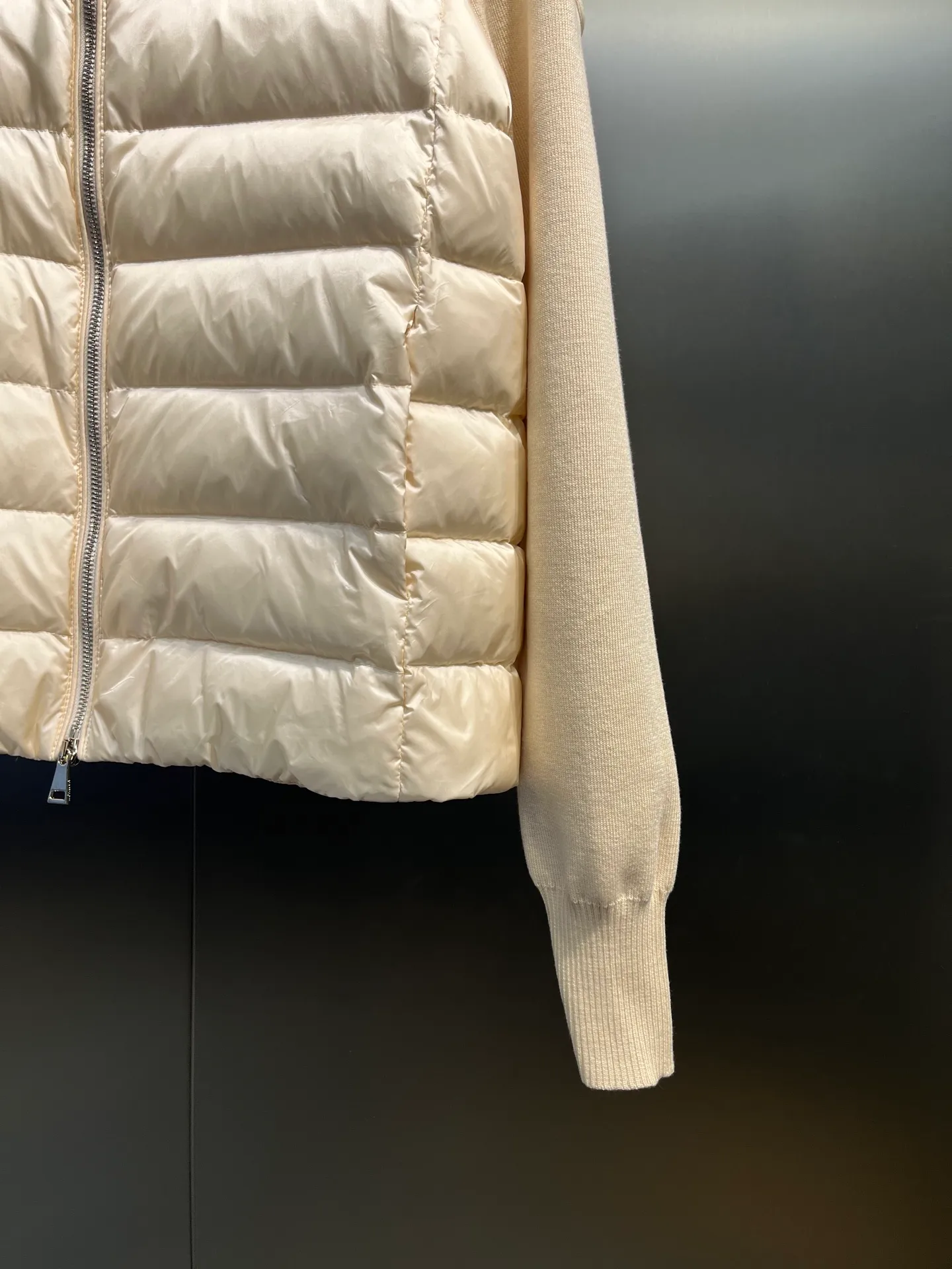 P640 MONCLER 🌟 The latest autumn and winter wool knitted splicing down stand-up collar short down jacket with national standard down filling. Light and comfortable, with built-in heating and warmth function. The sleeves are spliced ​​with merino wool for a comfortable and thick feel. Temperament stand-up collar zipper design. Minimalist luxury H version. Not picky about the upper body and super slim. Casual and versatile artifact. Italian elegance and high-end sense. Casual and grand. Color: black, off-white, pink size: s m l