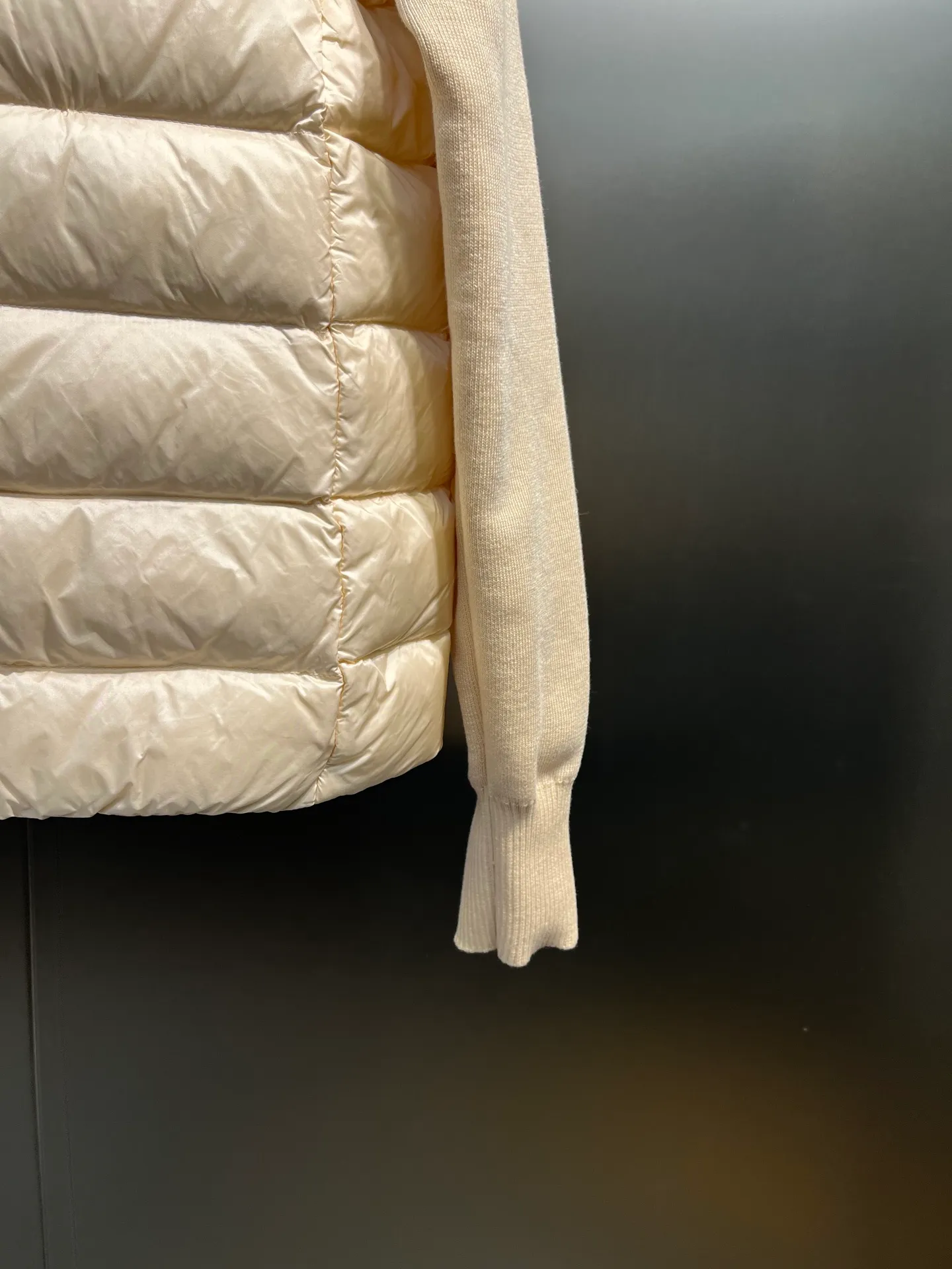 P640 MONCLER 🌟 The latest autumn and winter wool knitted splicing down stand-up collar short down jacket with national standard down filling. Light and comfortable, with built-in heating and warmth function. The sleeves are spliced ​​with merino wool for a comfortable and thick feel. Temperament stand-up collar zipper design. Minimalist luxury H version. Not picky about the upper body and super slim. Casual and versatile artifact. Italian elegance and high-end sense. Casual and grand. Color: black, off-white, pink size: s m l