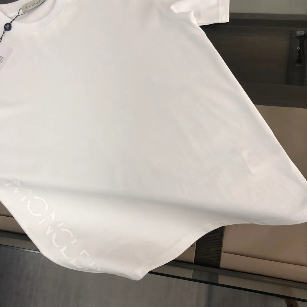 P160 🔥MONCLER New model of Mongolian mouth, customized high-end ready-to-wear! Fashionable and trendy casual short-sleeved T-shirt, gentle, soft, delicate and soft, skin-friendly on the upper body, comfortable and cool, with brand letters embossed printed logo design on the side, full of vitality! A fashionable and versatile must-have! Color: black white Size: S～XL (loose version, please state your height and weight when placing an order)
