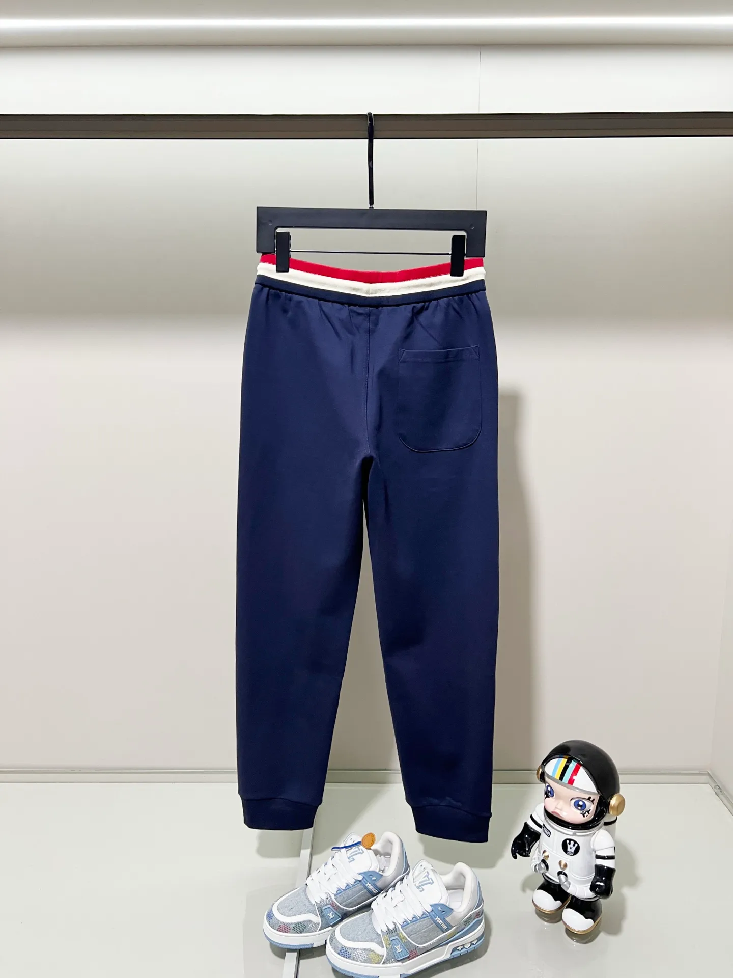 P230 MONCLER/muzzle Custom fabric suit casual sweatpants Simple arm brand LOGO small badge threaded trousers technology Official synchronization High version High quality Fashion personality Versatile trend Pure original quality Original fabric Hang tag Collar label Washed wheat Complete three standards Color: blue. Gray. Size: S-2XL