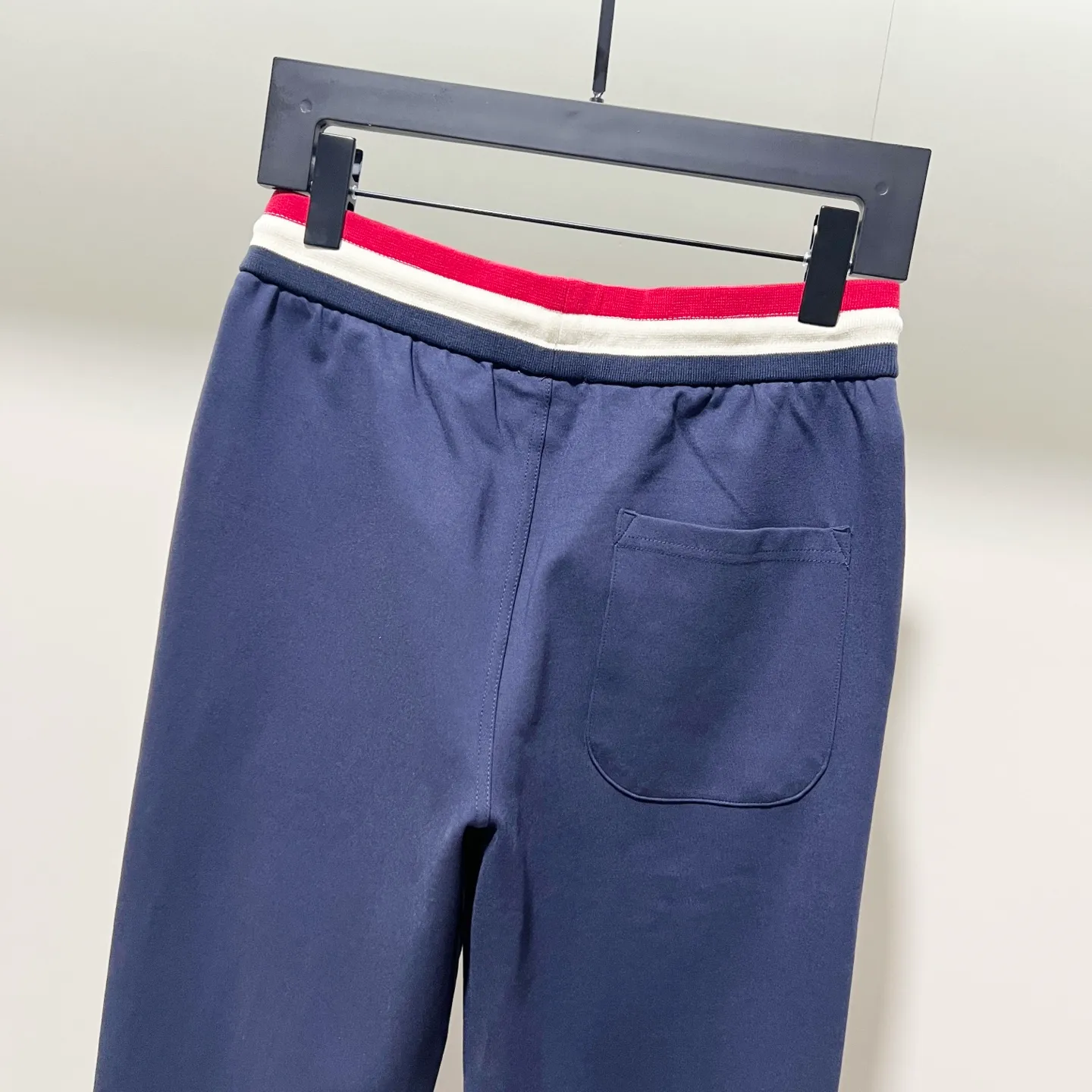 P230 MONCLER/muzzle Custom fabric suit casual sweatpants Simple arm brand LOGO small badge threaded trousers technology Official synchronization High version High quality Fashion personality Versatile trend Pure original quality Original fabric Hang tag Collar label Washed wheat Complete three standards Color: blue. Gray. Size: S-2XL