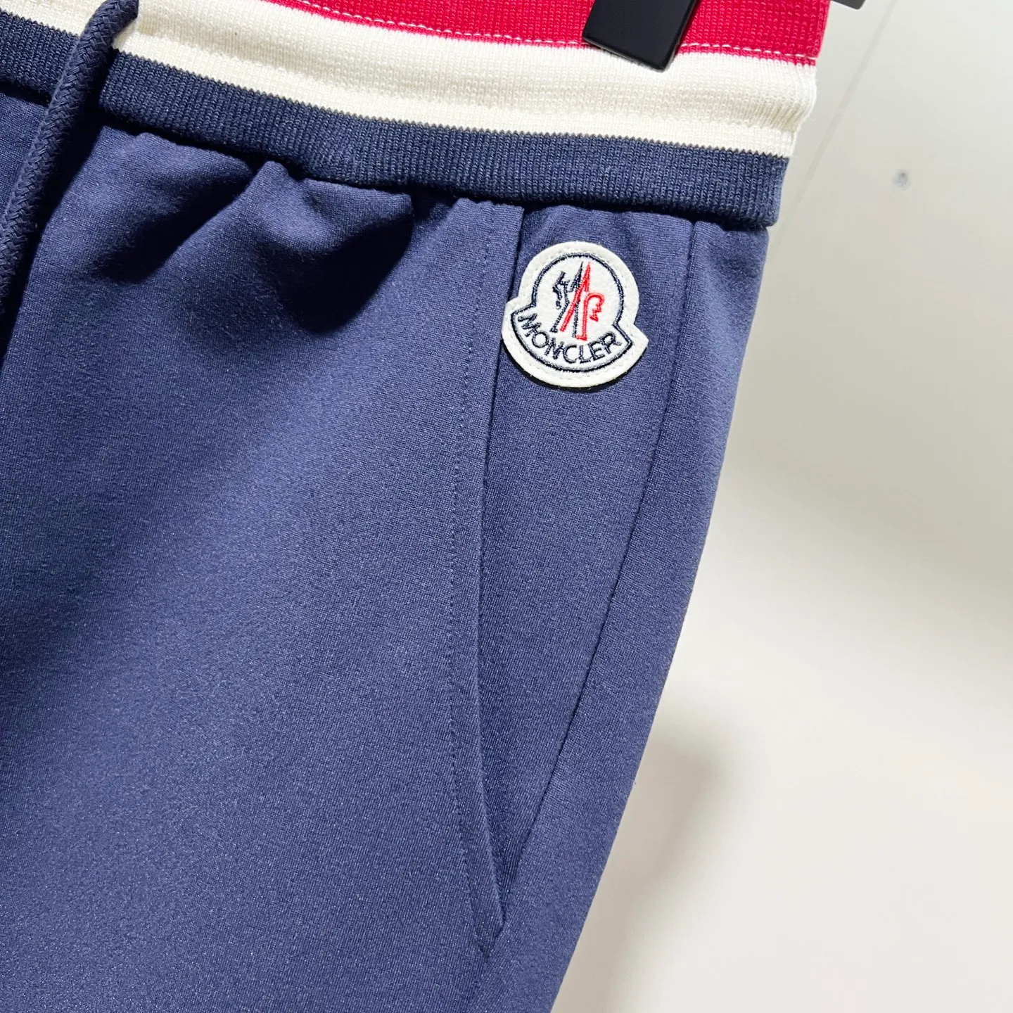 P230 MONCLER/muzzle Custom fabric suit casual sweatpants Simple arm brand LOGO small badge threaded trousers technology Official synchronization High version High quality Fashion personality Versatile trend Pure original quality Original fabric Hang tag Collar label Washed wheat Complete three standards Color: blue. Gray. Size: S-2XL