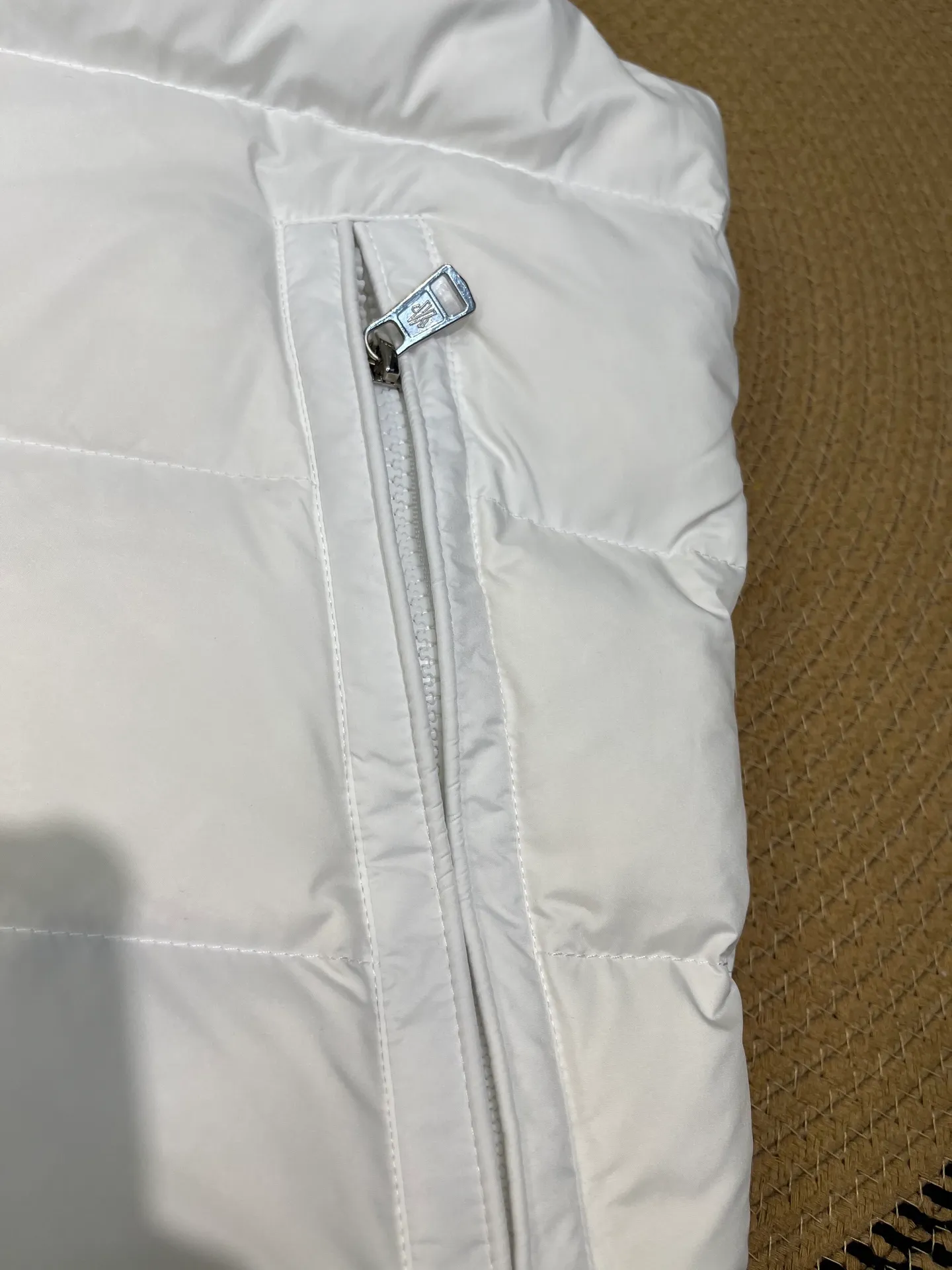 P660 Moncler 25 years new 🌟 fashionable down! Down! The 100% cotton fabric selected from customers has extremely superior waterproof and breathable properties, and the fabric feels very soft, smooth and shiny! The inner filling is 90% white duck down, which has excellent fluffiness and resilience, and its cold-proof performance is unquestionable! Zipper pulls with customer-supplied brand letters engraved on them show off the aura of big brands everywhere, and they look good no matter how simple and elegant you wear them! Lightweight, convenient and warm, you can match it with any one! Fashionable and versatile color: black white size: 12345