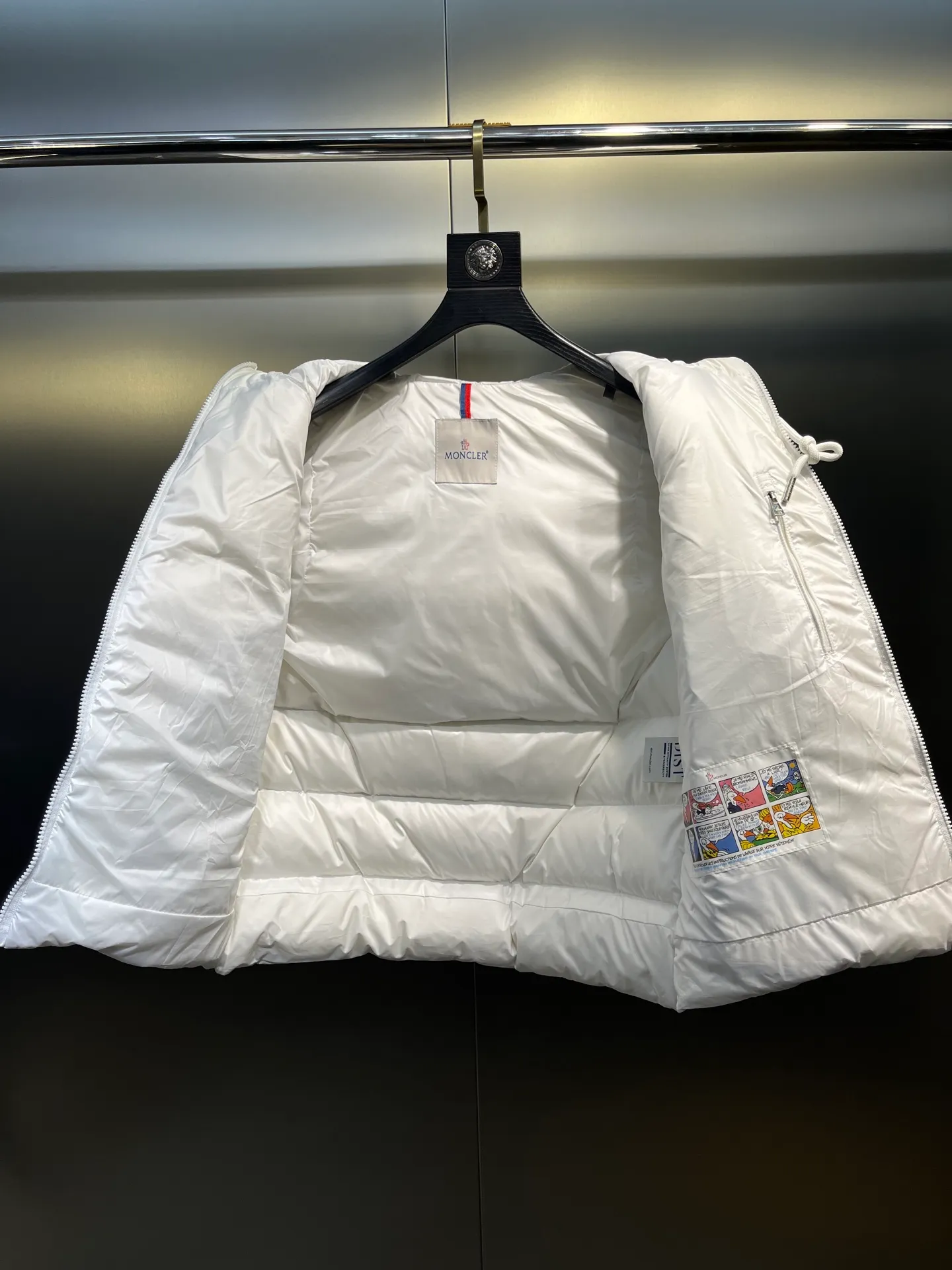 P660 Moncler 25 years new 🌟 fashionable down! Down! The 100% cotton fabric selected from customers has extremely superior waterproof and breathable properties, and the fabric feels very soft, smooth and shiny! The inner filling is 90% white duck down, which has excellent fluffiness and resilience, and its cold-proof performance is unquestionable! Zipper pulls with customer-supplied brand letters engraved on them show off the aura of big brands everywhere, and they look good no matter how simple and elegant you wear them! Lightweight, convenient and warm, you can match it with any one! Fashionable and versatile color: black white size: 12345