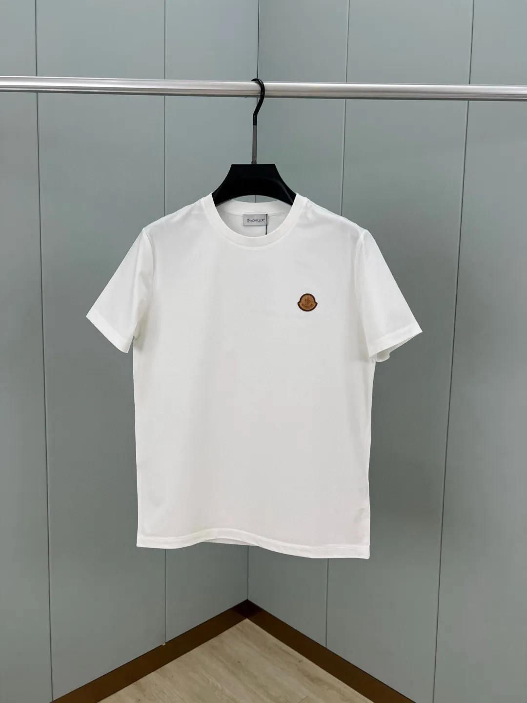 P170 Moncler spring and summer men's short-sleeved T-shirt with leather badge logo. The leather brand element logo on the front is a versatile item, highlighting brand recognition. The minimalist style design reveals a high-end and versatile temperament. Customized high-count and high-density 80-count double-strand mercerized cotton fabric. The upper body is comfortable and breathable, and the fabric is delicate and slightly elastic; black white S～XXL