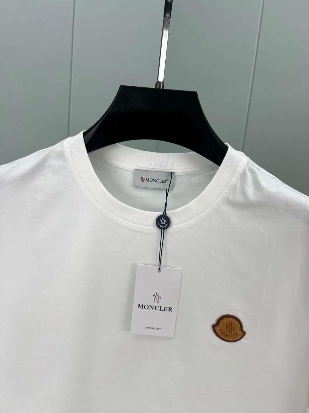 P170 Moncler spring and summer men's short-sleeved T-shirt with leather badge logo. The leather brand element logo on the front is a versatile item, highlighting brand recognition. The minimalist style design reveals a high-end and versatile temperament. Customized high-count and high-density 80-count double-strand mercerized cotton fabric. The upper body is comfortable and breathable, and the fabric is delicate and slightly elastic; black white S～XXL