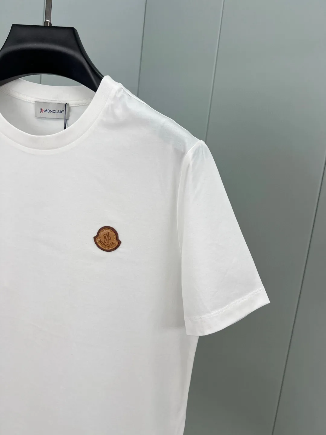 P170 Moncler spring and summer men's short-sleeved T-shirt with leather badge logo. The leather brand element logo on the front is a versatile item, highlighting brand recognition. The minimalist style design reveals a high-end and versatile temperament. Customized high-count and high-density 80-count double-strand mercerized cotton fabric. The upper body is comfortable and breathable, and the fabric is delicate and slightly elastic; black white S～XXL