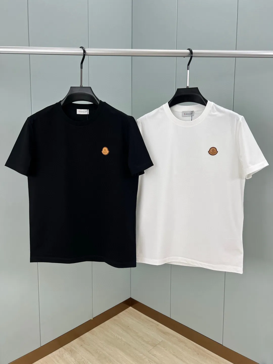 P170 Moncler spring and summer men's short-sleeved T-shirt with leather badge logo. The leather brand element logo on the front is a versatile item, highlighting brand recognition. The minimalist style design reveals a high-end and versatile temperament. Customized high-count and high-density 80-count double-strand mercerized cotton fabric. The upper body is comfortable and breathable, and the fabric is delicate and slightly elastic; black white S～XXL